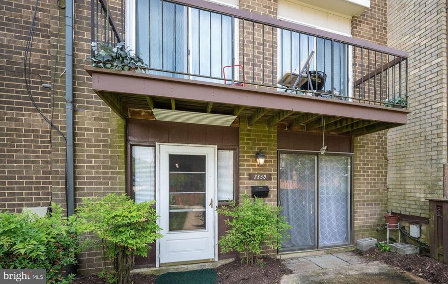 Back to the Market! Welcome to this 2 Bed and 2 full Bath,  well maintained condo. Located in Silver Spring close to the Plaza del Mercado shopping center and public transportation.  Upon entering you will see the spacious living dining area and the open kitchen. Wood flooring, updated kitchen with newer appliances. Bathroom flooring has been replaced and new lighting in the whole unit.  Owner will provide a Home Warranty. NOT FHA OR VA APPROVED.  AS is condition 
Parking #181