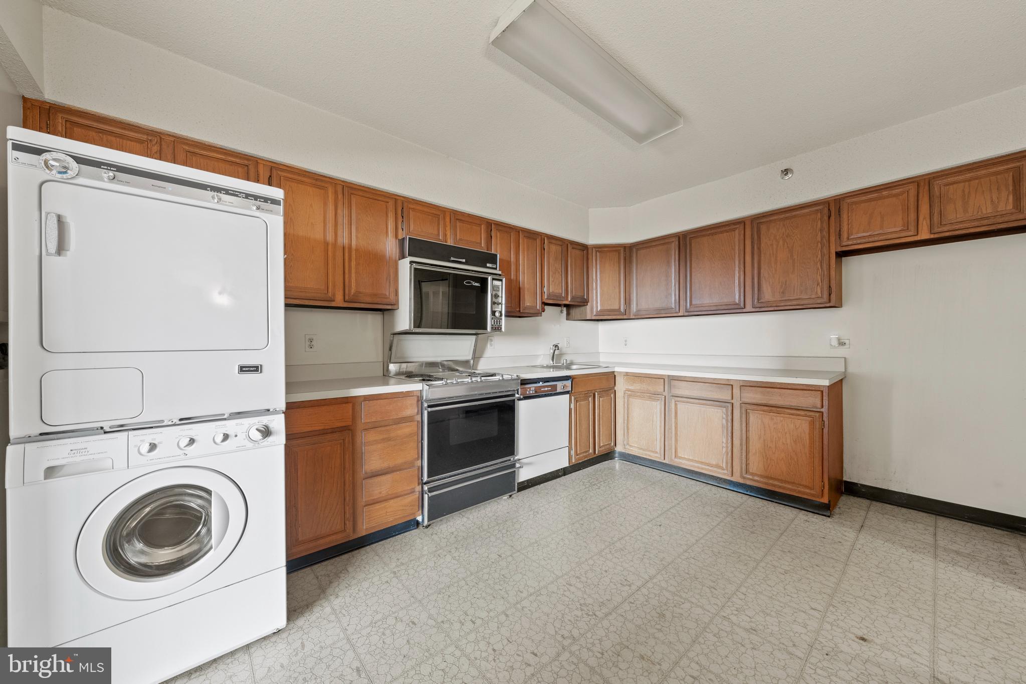 SKYLINE TOWERS - Residential