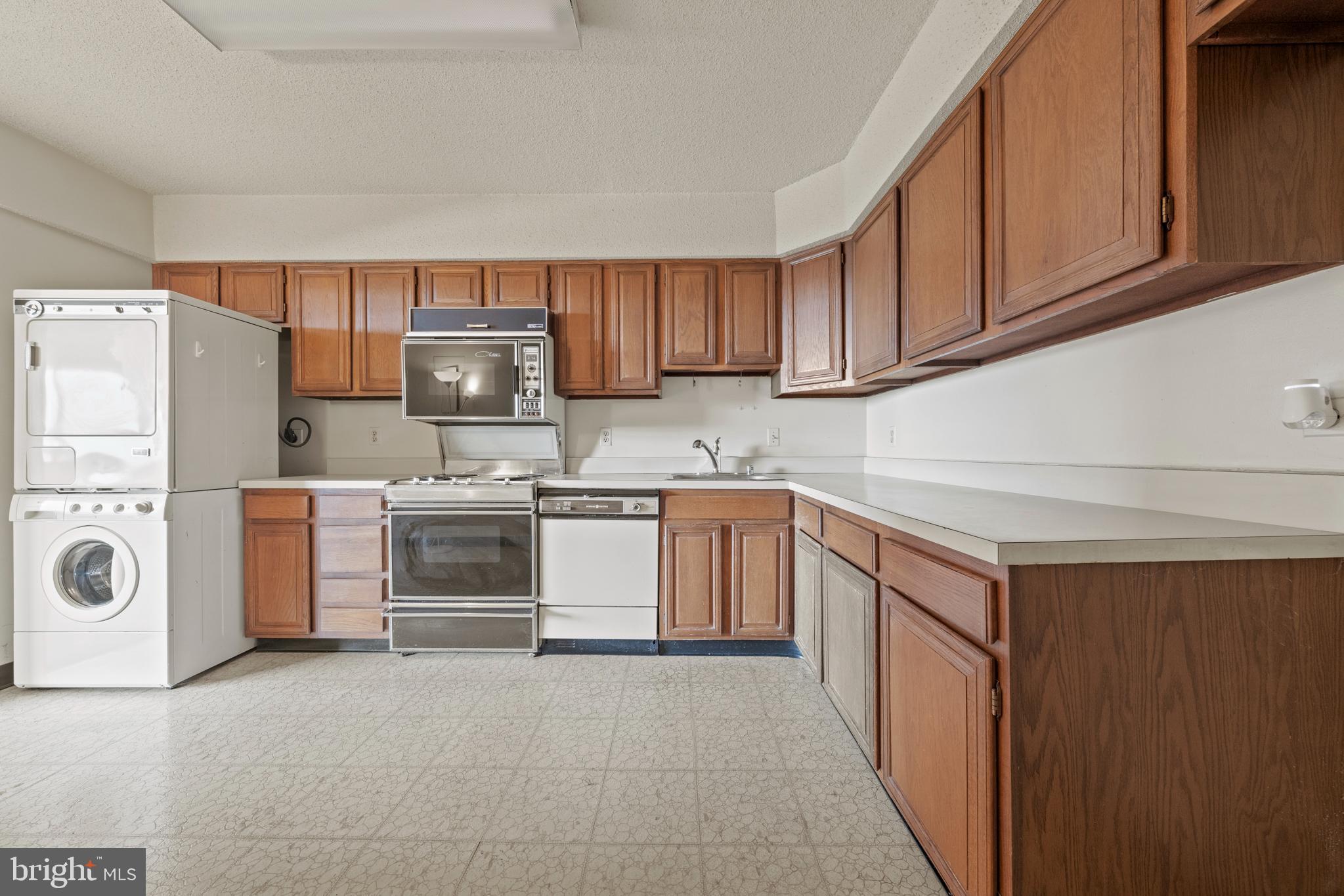 SKYLINE TOWERS - Residential