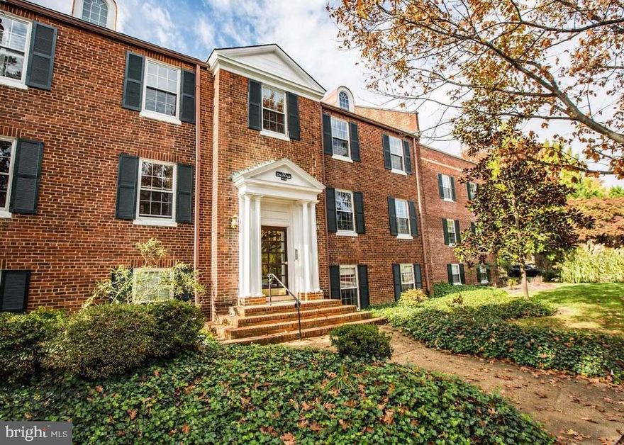 Welcome to 400 Commonwealth Ave #306—an inviting third-floor residence in the heart of Alexandria’s Rosemont/Old Town corridor. Location shines: just blocks to King St Metro, VRE & Amtrak, with quick access to Old Town dining, Del Ray, the GW Pkwy, US-1, and I-495. The home offers excellent natural light, a practical layout for everyday living and work-from-home, and a well-kept interior. Community setting places you near neighborhood cafés, parks, and essentials. In-unit Laundry, Pet's open, case by case. A ready, low-maintenance home in a truly central Alexandria location—ideal for commuters and anyone who wants immediate access to everything the city offers.