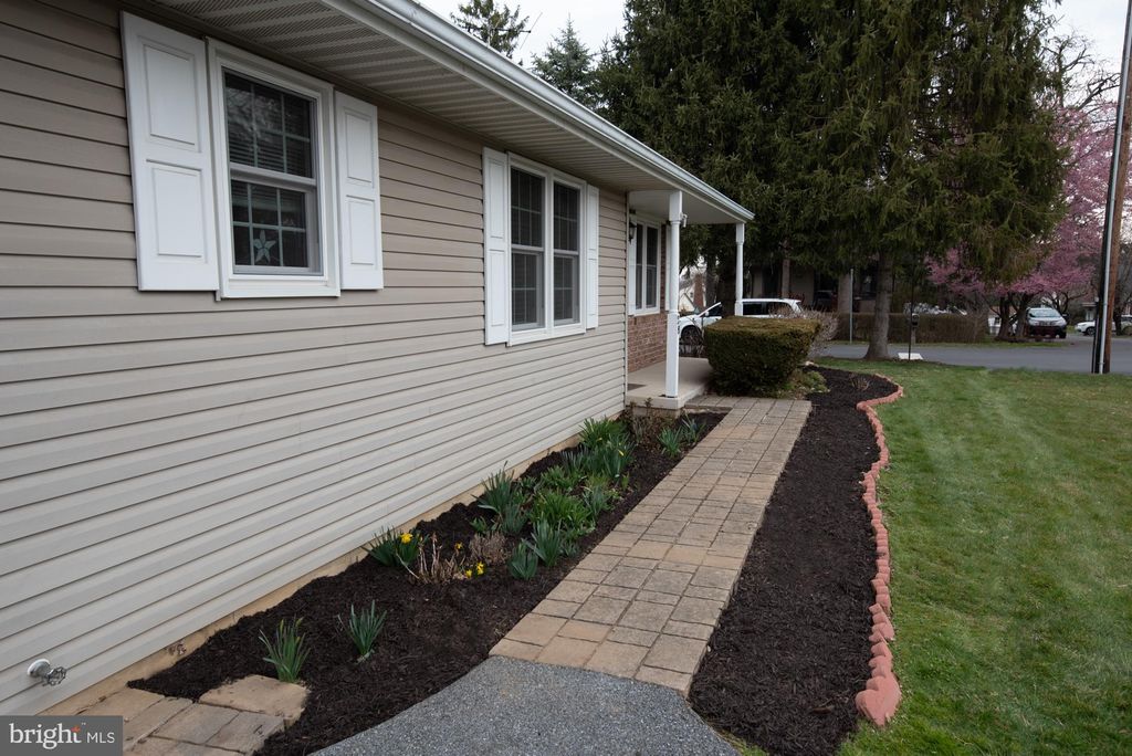 Photo of 28 GRANDVIEW AVE, BAUSMAN, PA 17504 (MLS # PALA2032334)