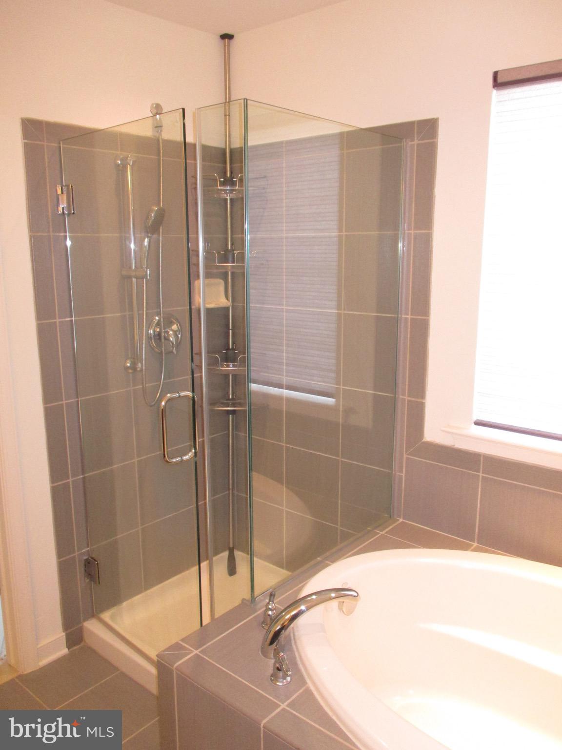 SUMMIT HALL RESERVE - Residential Lease