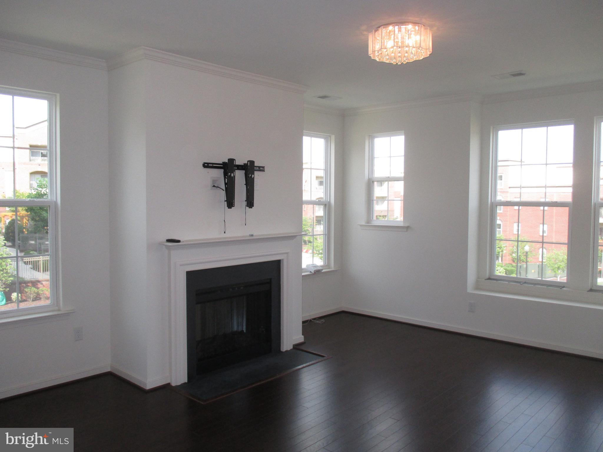 SUMMIT HALL RESERVE - Residential Lease