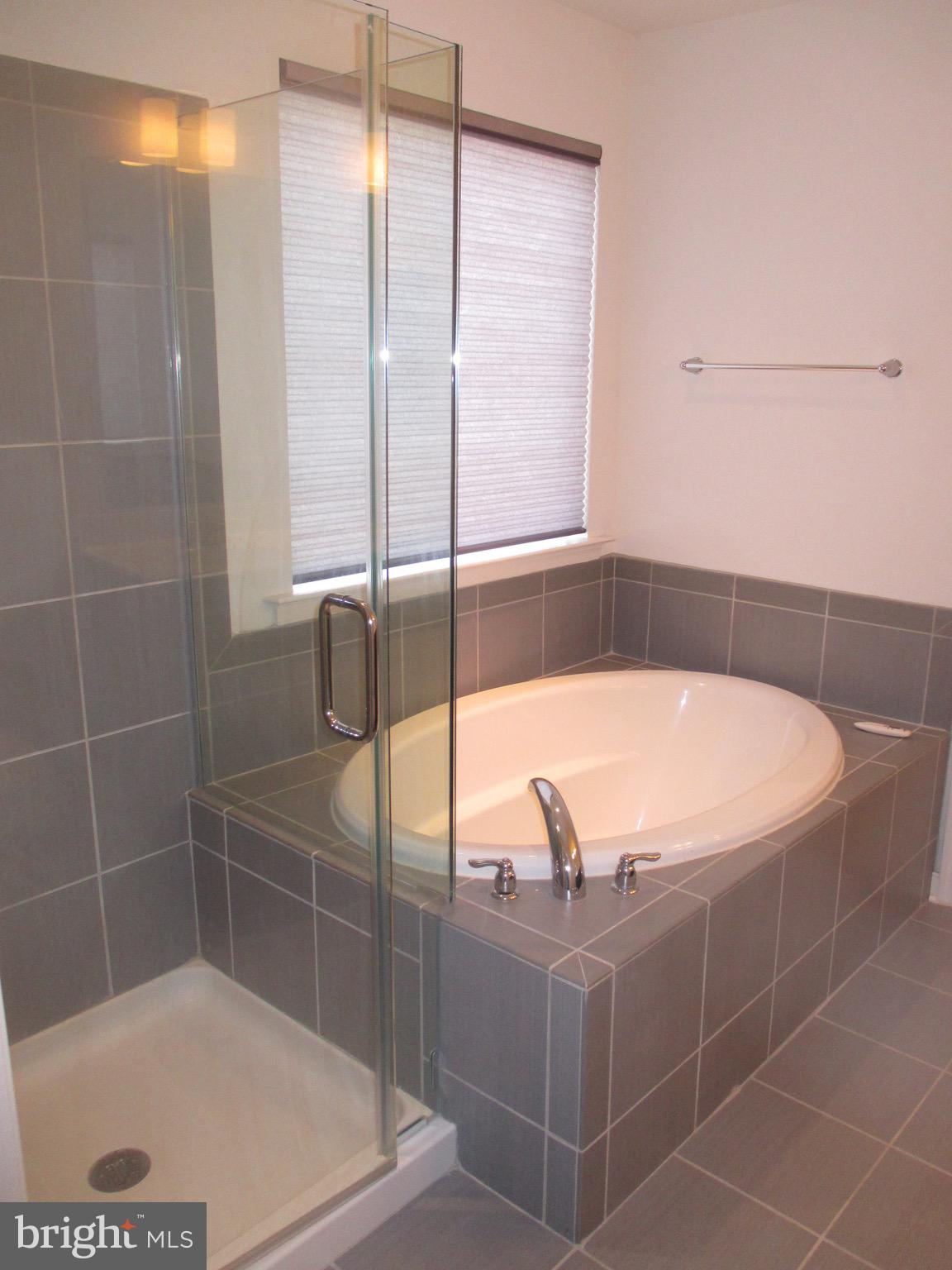 SUMMIT HALL RESERVE - Residential Lease