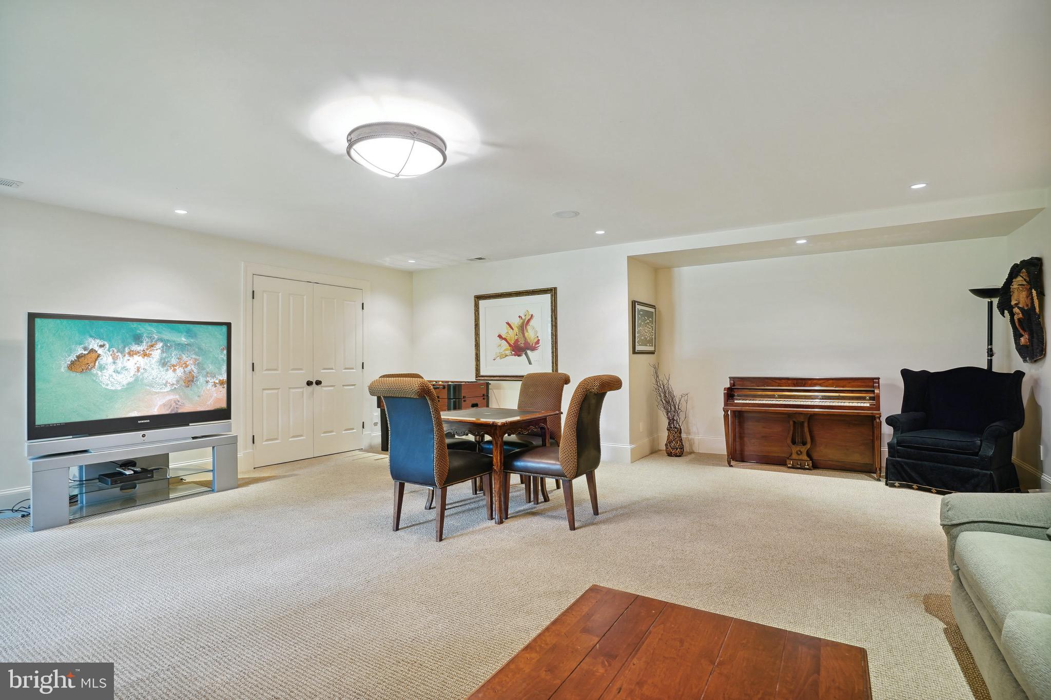 POTOMAC OUTSIDE - Residential