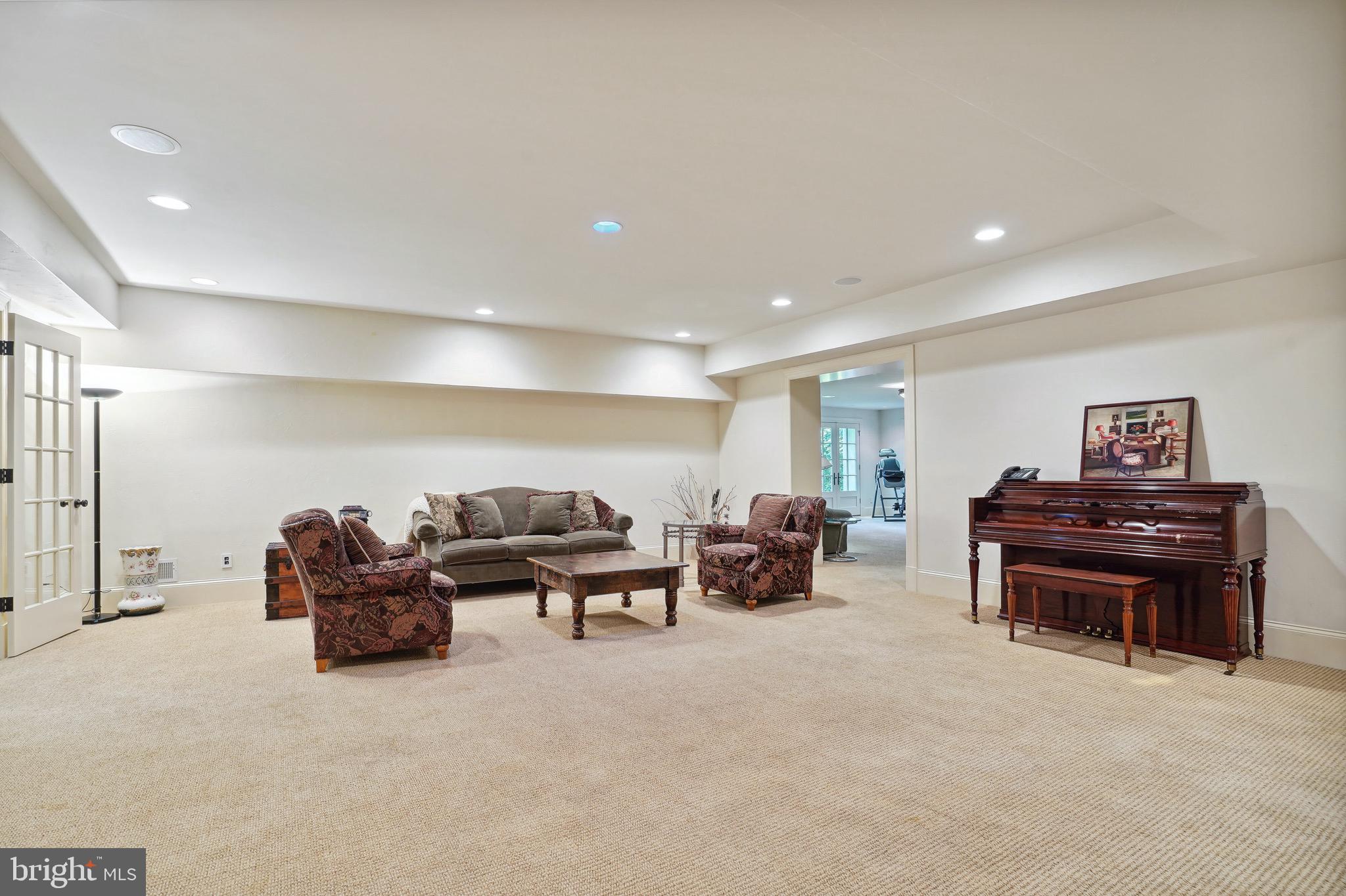 POTOMAC OUTSIDE - Residential