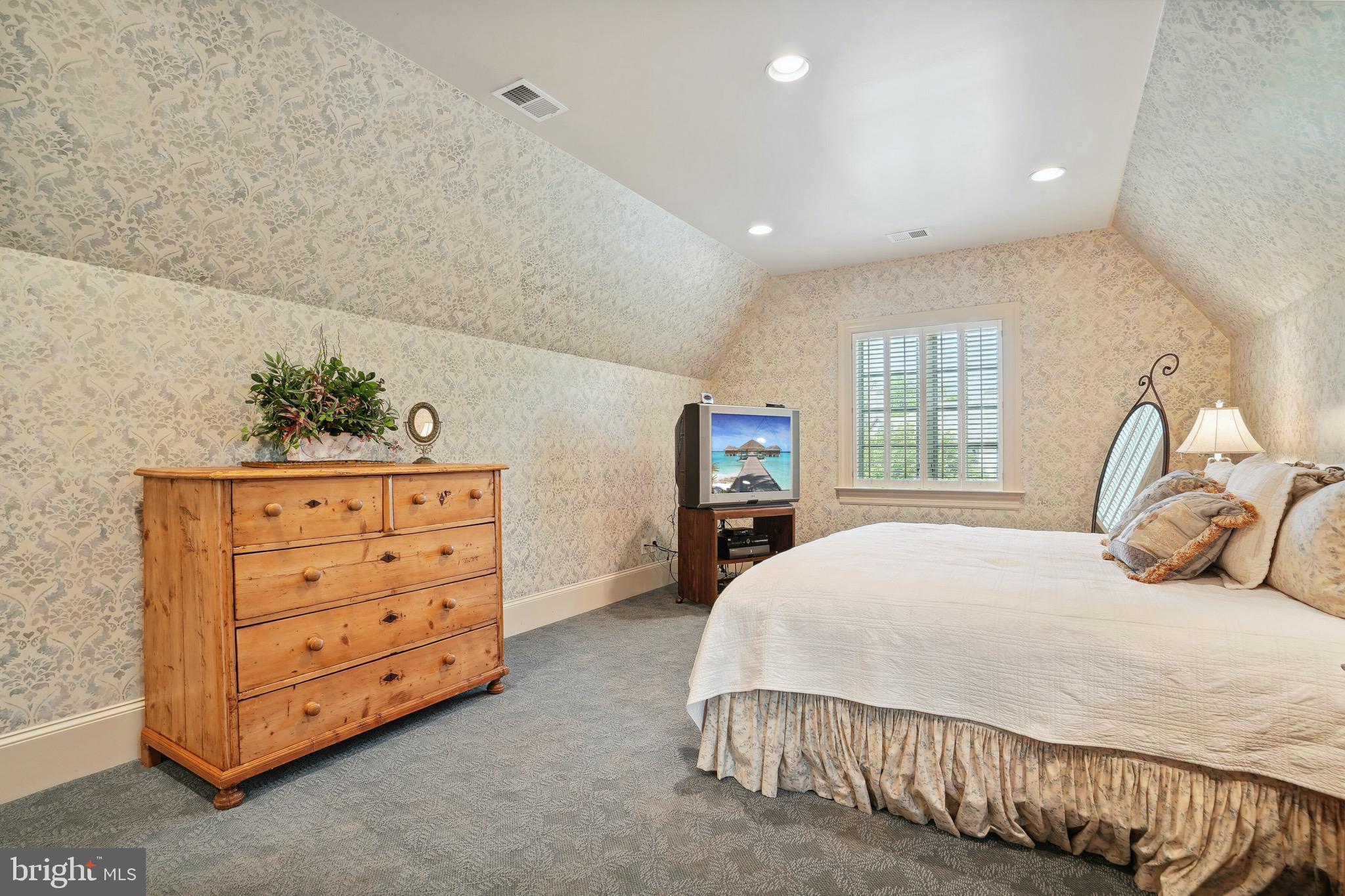 POTOMAC OUTSIDE - Residential