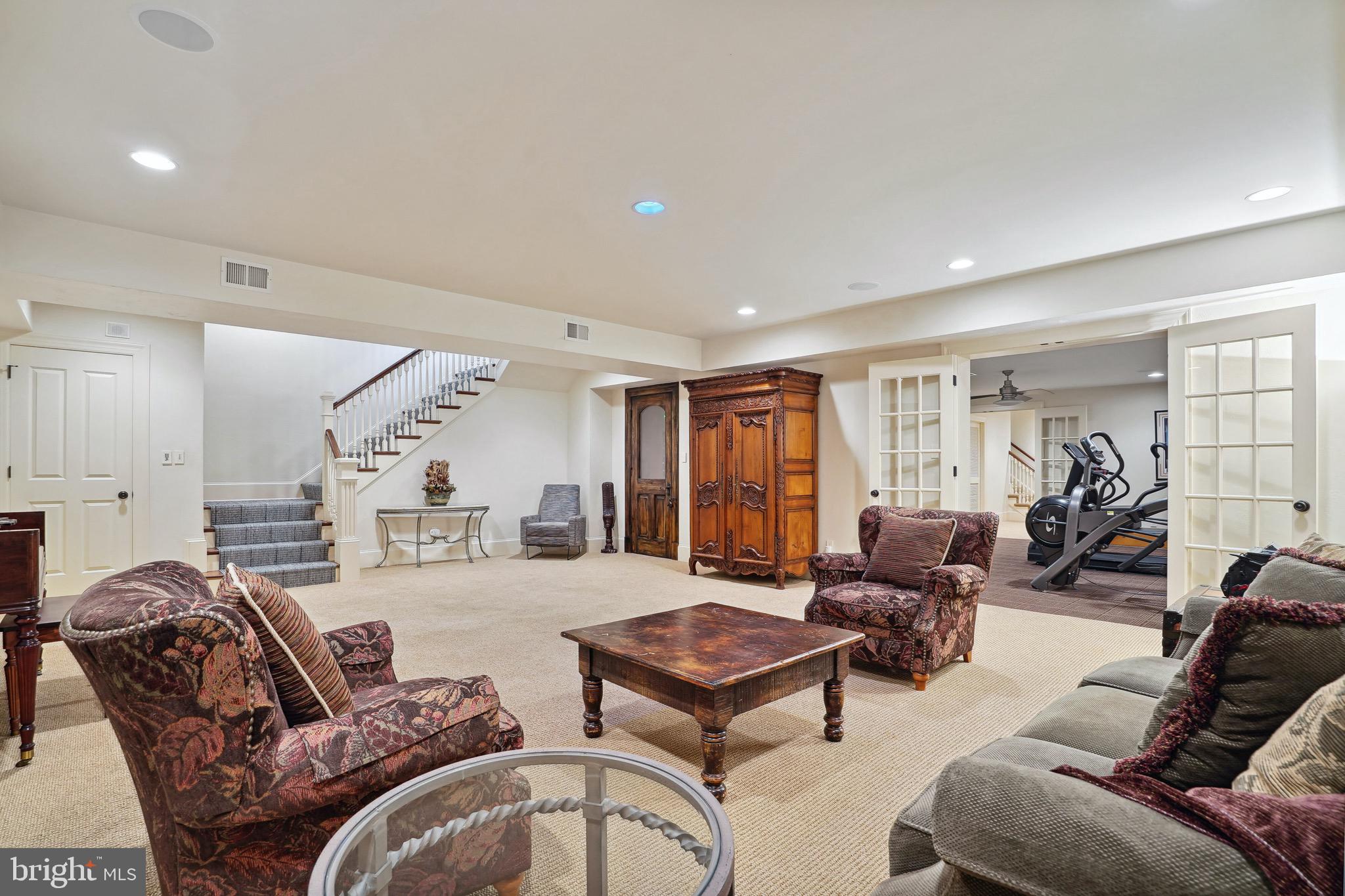 POTOMAC OUTSIDE - Residential