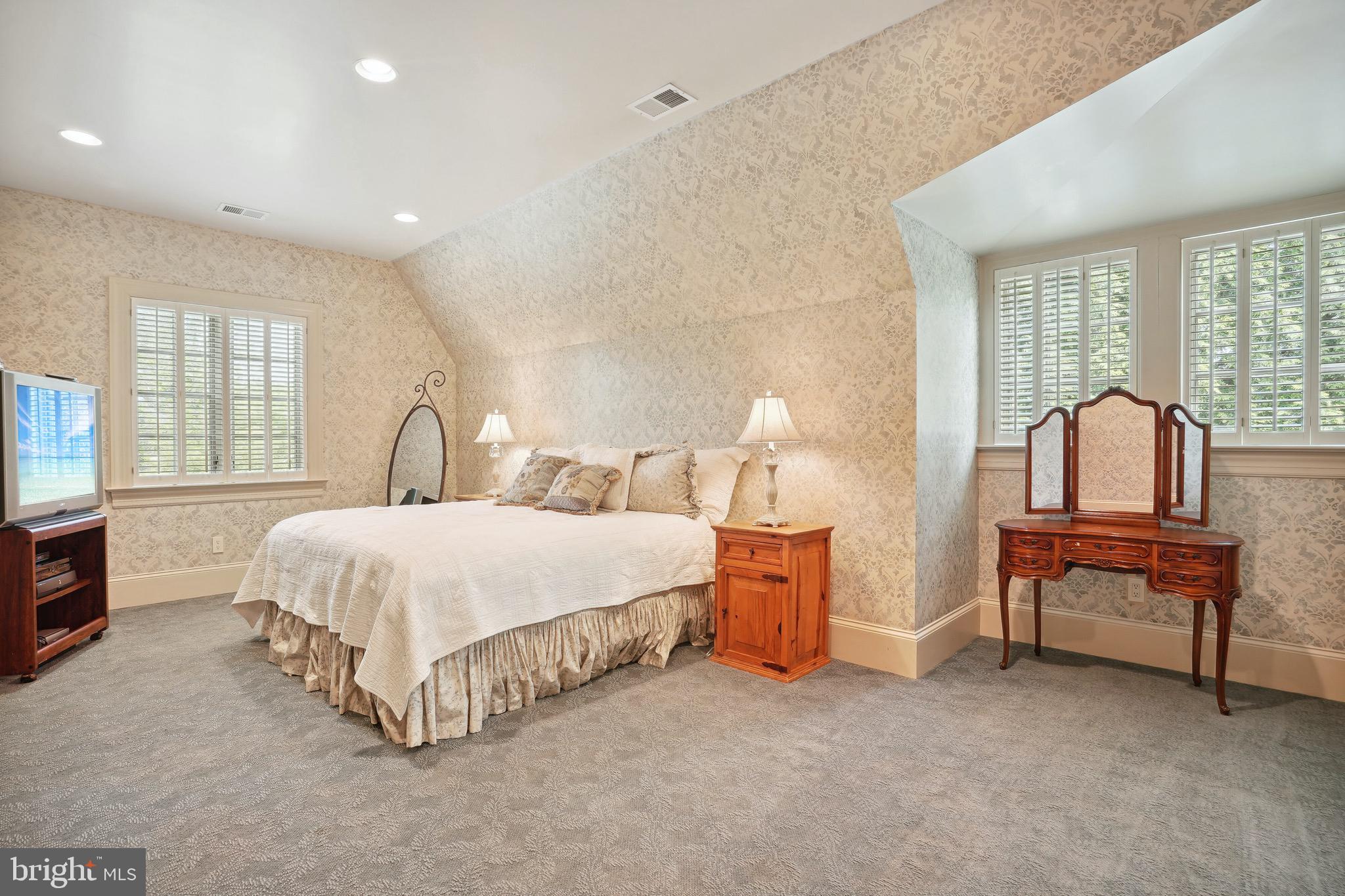 POTOMAC OUTSIDE - Residential