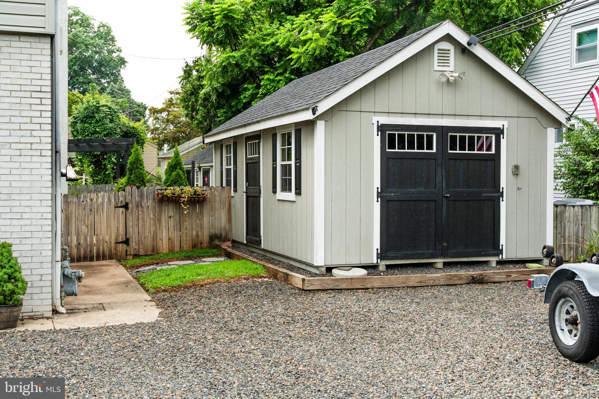 2591 ROSEWOOD AVENUE