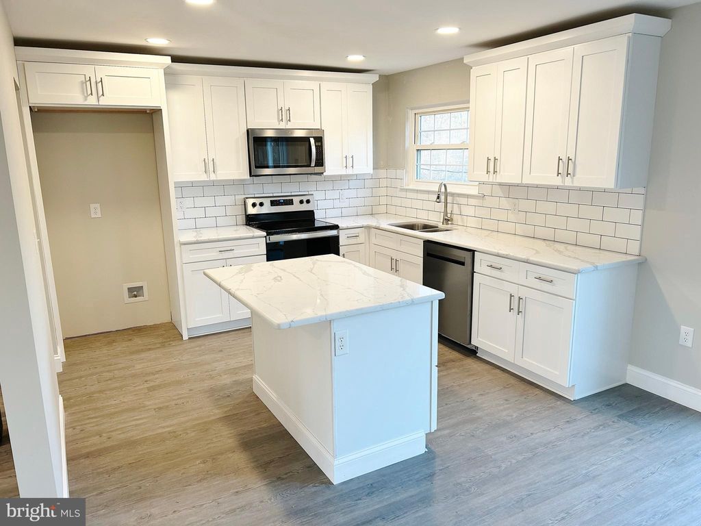 Photo of 1525 Princess Anne Drive, Lancaster, PA 17601 (MLS # PALA2042990)