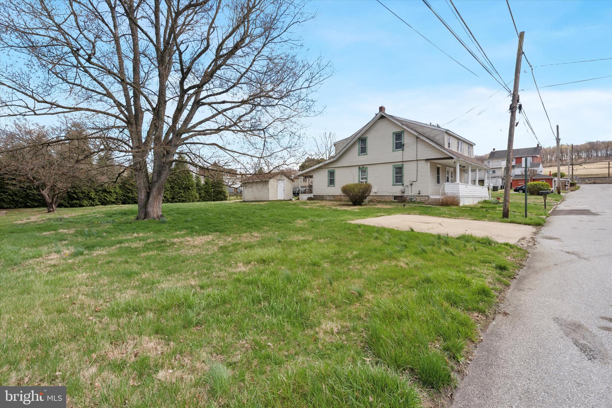 Main image without alt text