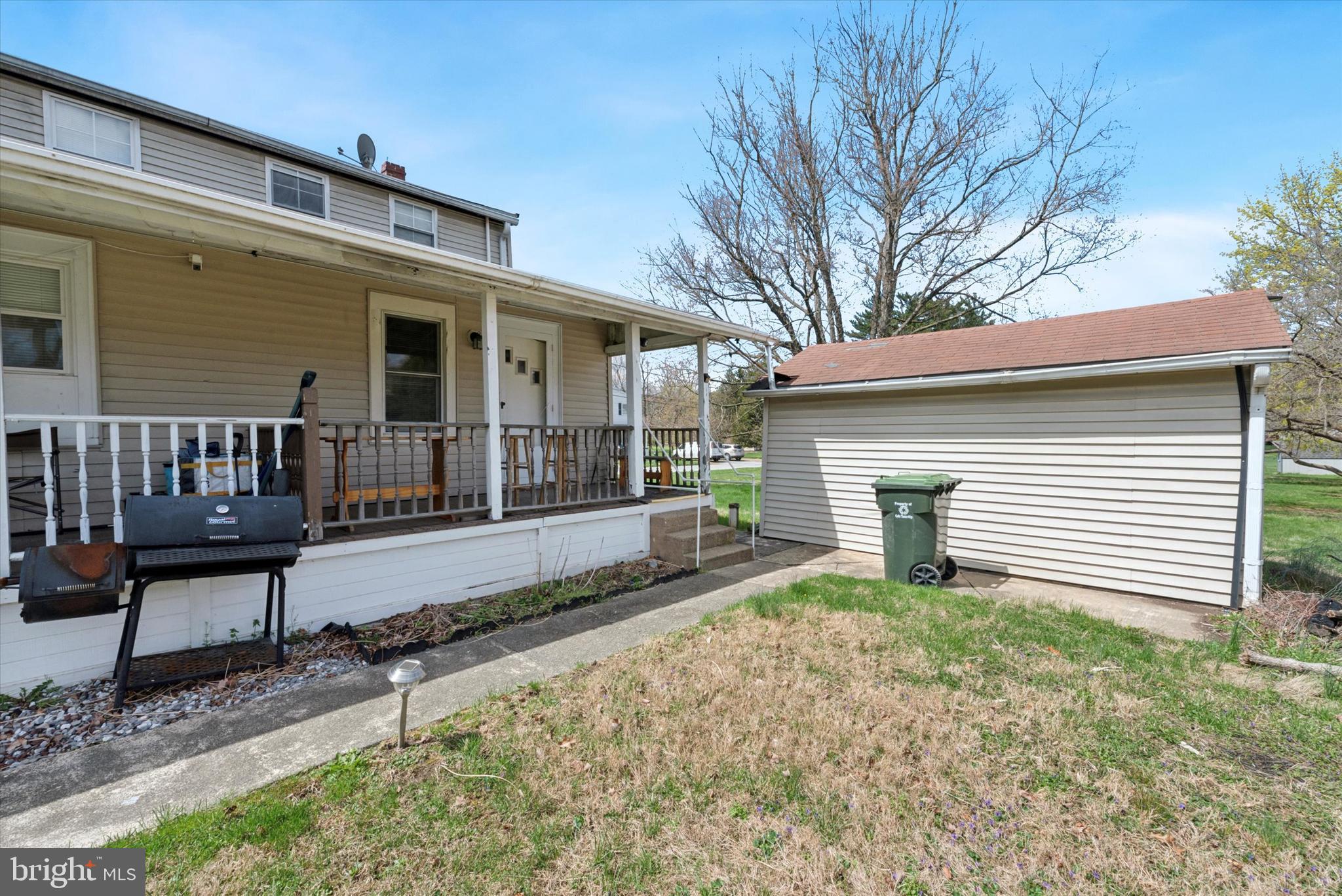 Main image without alt text