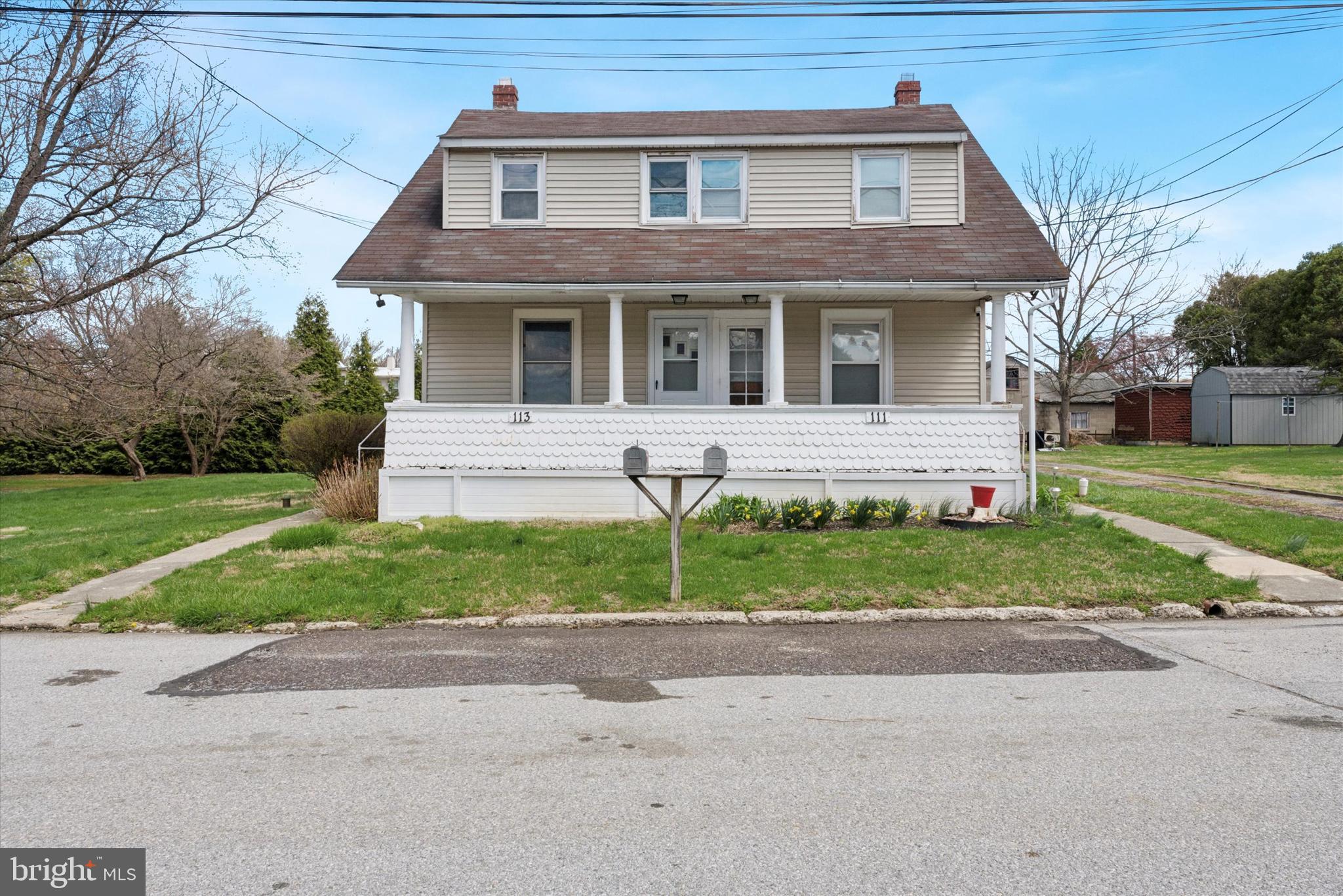 Main image without alt text