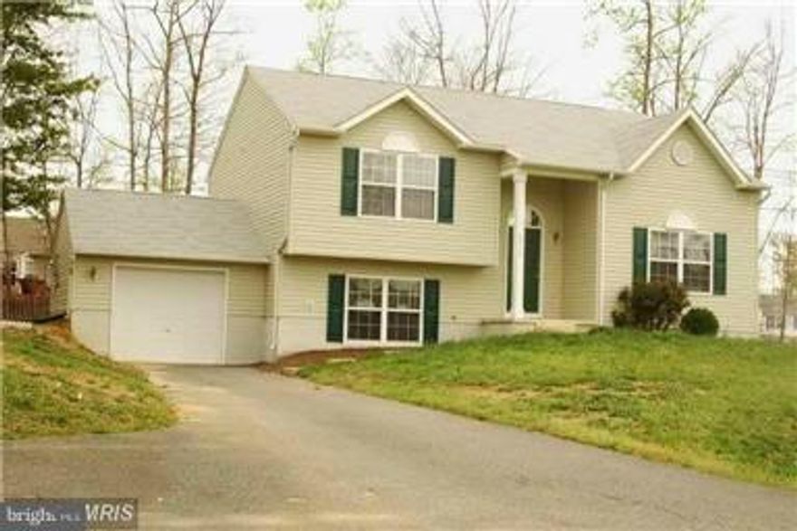 **SCHEDULE WITH TENANT** 24 HR NOTICE. BEAUTIFUL HOME IN A GREAT NEIGHBORHOOD! , 3BR/2.5BA. TRI-LEVEL HOUSE W/ ATTACHED GARAGE.NEW TILE FLOOR IN BASEMENT AND KITCHEN. FENCED IN BACK YARD FOR PRIVACY AND LARGE DECK ON BACK OF HOUSE. LOTS OF SPACE. 2 MILES TO I-95 & CLOSE TO SHOPPING AND DINING.