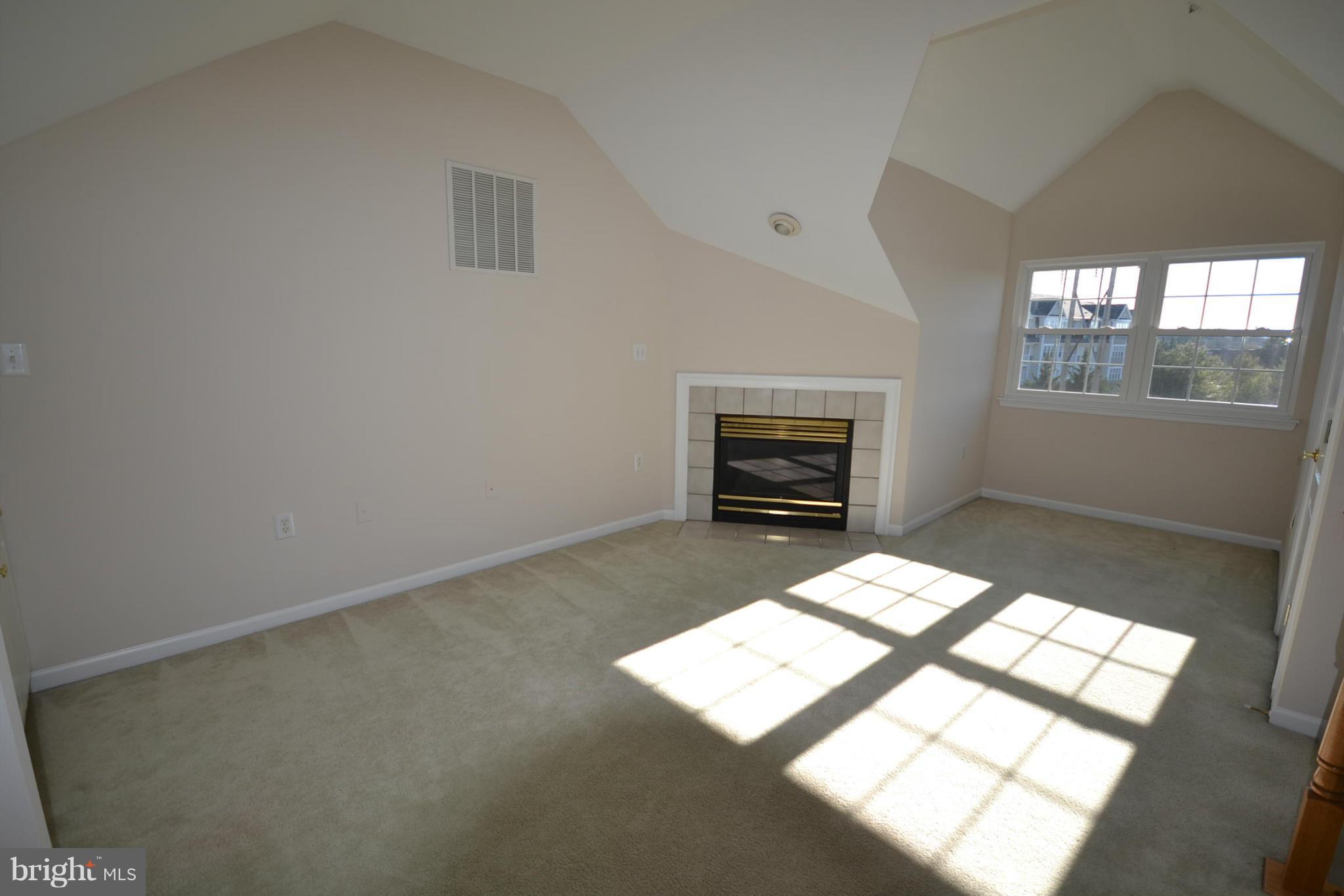 TUSCARORA KNOLLS - Residential Lease