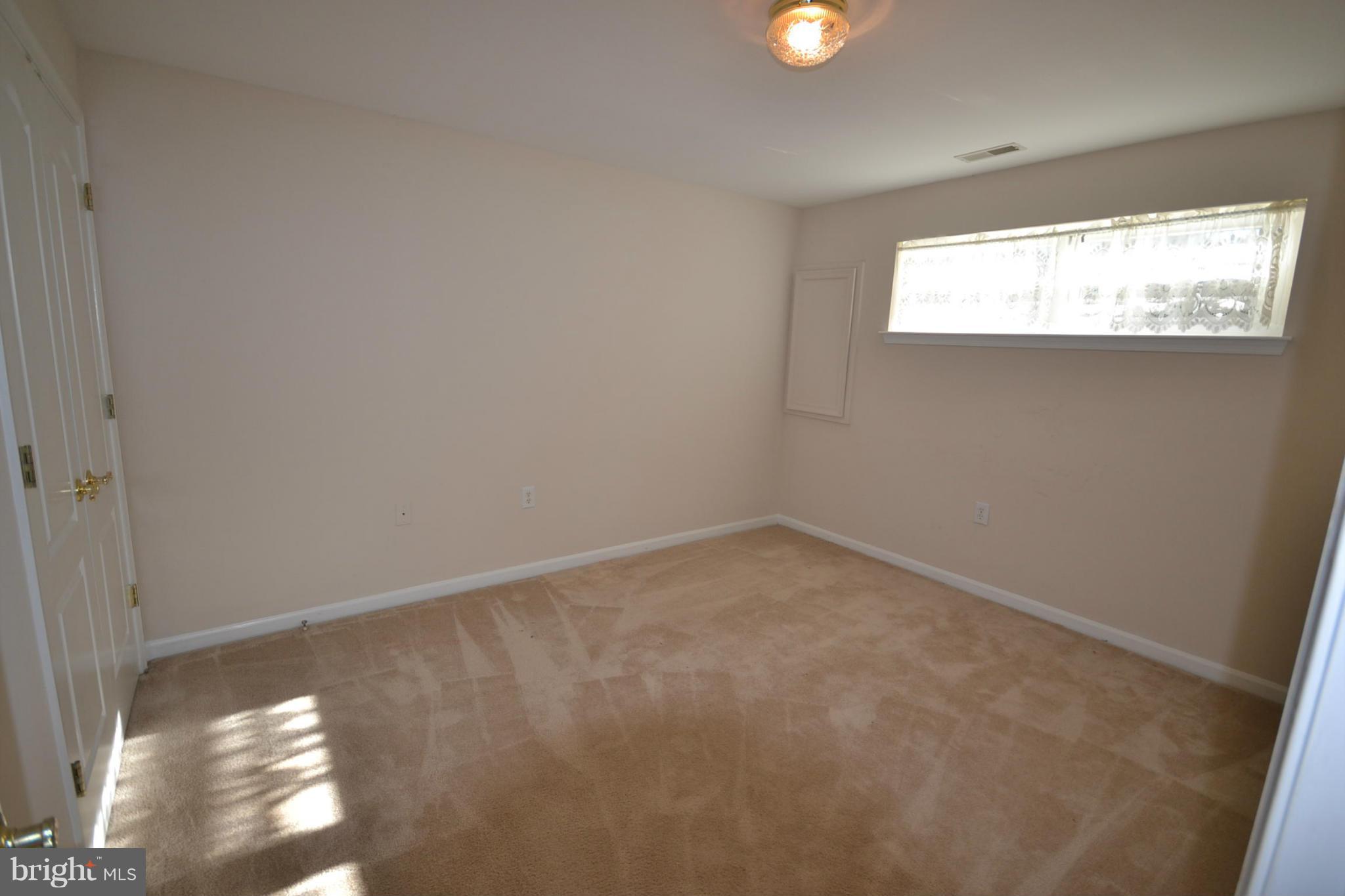 TUSCARORA KNOLLS - Residential Lease