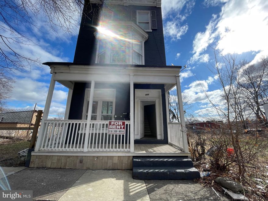 Let it Cash Flow! This three unit collects over $3000 in rent monthly. Total 5 bedrooms, 3 baths, 3 kitchens. New water heaters have been installed and property has been recently upgraded. Don't miss out on letting your money multiply with this money-making edifice! Hablamos Español y te ayudamos conseguir financiamiento.