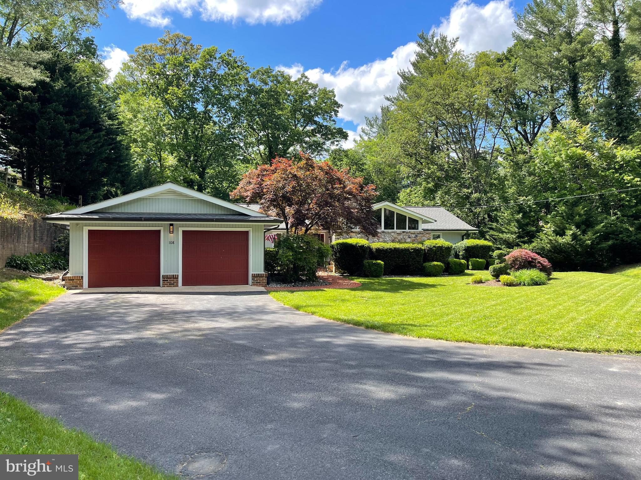 108 OAK RIDGE LANE
