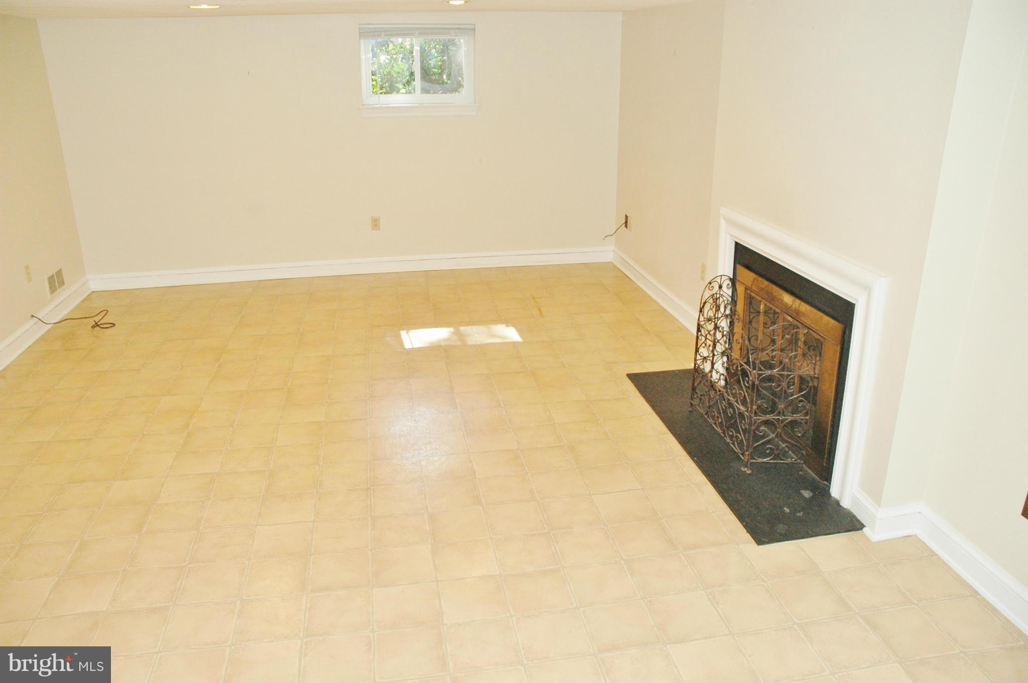 LEEWAY HEIGHTS - Residential Lease