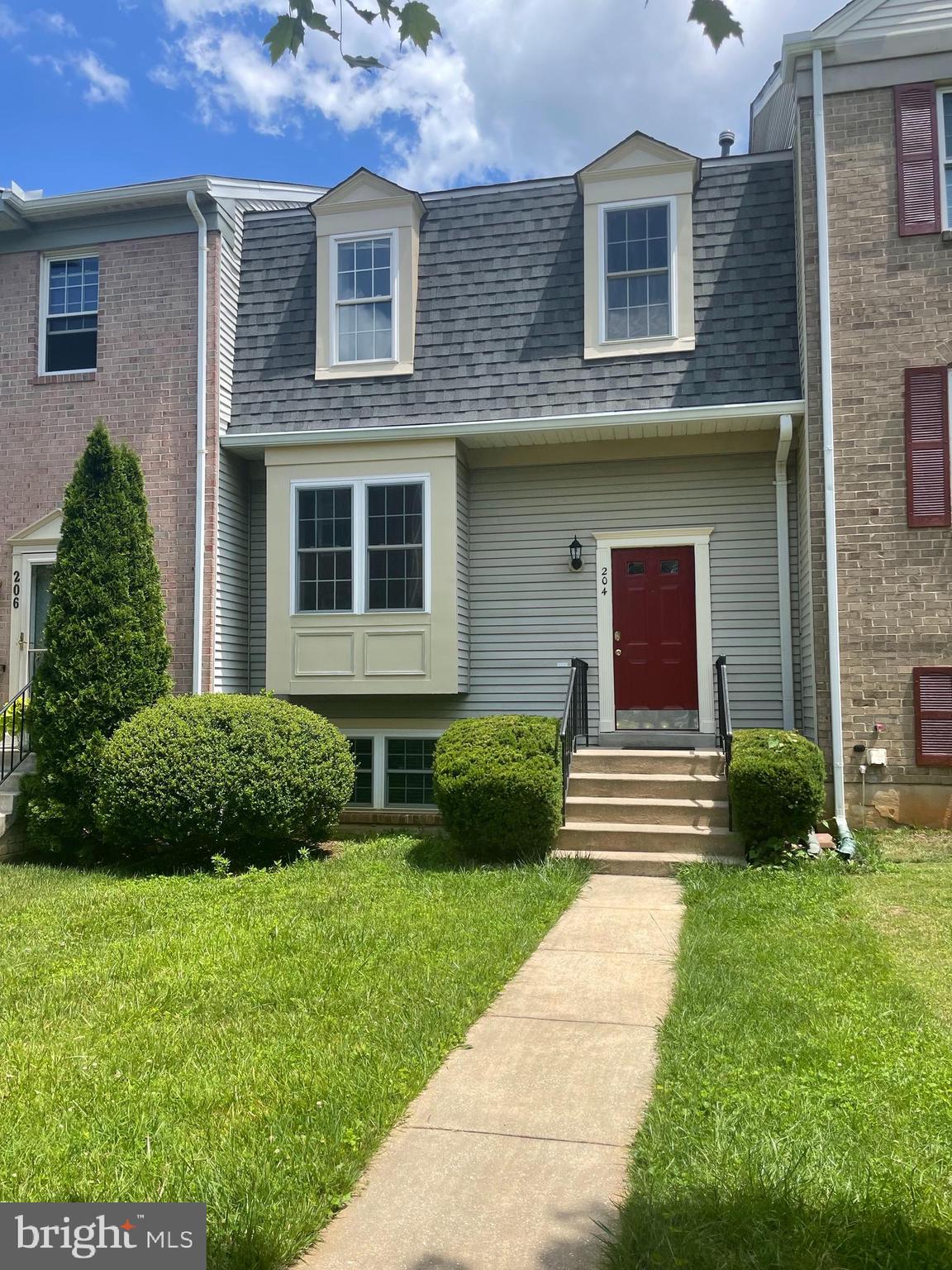 Great location! nice town house 4 beds, 3 .5 baths, perfect conditions, close to Kentlands, Rio, Crown. Fully finished walkout basement. huge deck, fence rear yard, washer/dryer. Pool & tennis courts in community. Easy access to 370/270