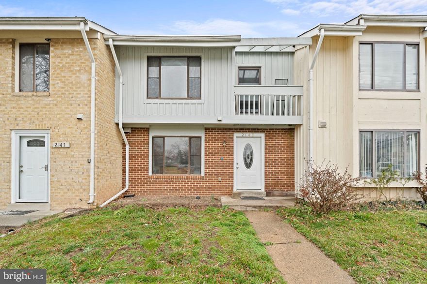 Exceptional Opportunity! Offered significantly below comparable market prices, this 3-bedroom, 2.5-bathroom townhouse is ideally located near shopping centers, dining options, and key transportation routes. You don't want to wait and miss out on this.