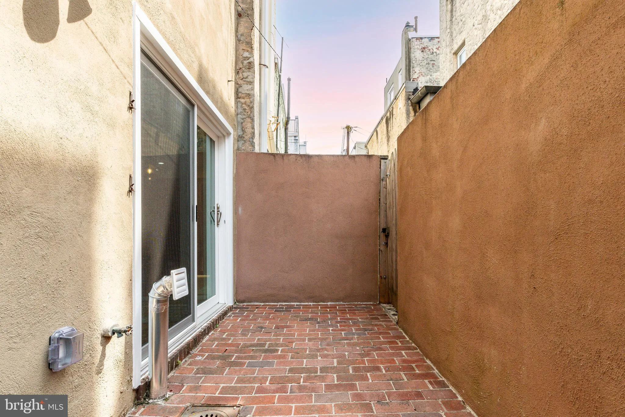 Philadelphia, Pennsylvania 19147, United States, 2 Bedrooms Bedrooms, ,1 BathroomBathrooms,Residential,Contingent,152375