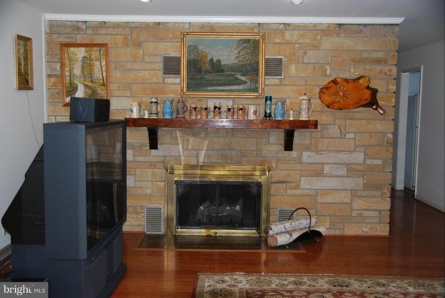 Just what you were looking for....ONE LEVEL LIVING!!  BEAUTIFUL 3 Bedroom, 2 Bath,  Brick and Stone Contemporary, hardwood floors/ceramic tile/carpeting, Master bedroom with on-suite, fireplace,  eat in kitchen, large open living area with sliding glass doors,,,all on over 1/2 an acre with an insulated Sunroom and a 2 car garage!!  Long windows and warranty on roof.  Home owners warranty provided.