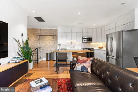 MLS: DCDC2196092
