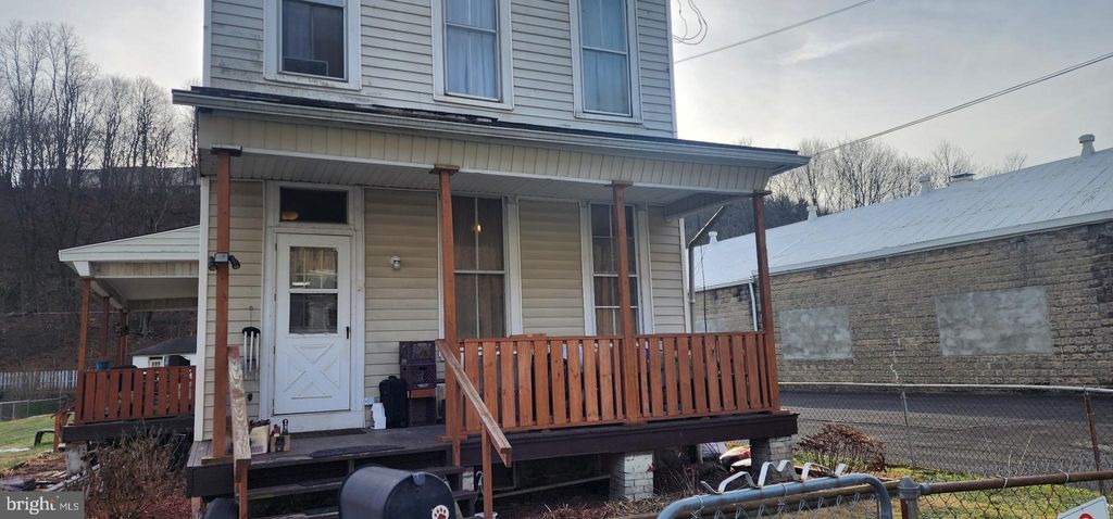 Photo of 143 W Railroad Street, POTTSVILLE, PA 17901 (MLS # PASK2024920)
