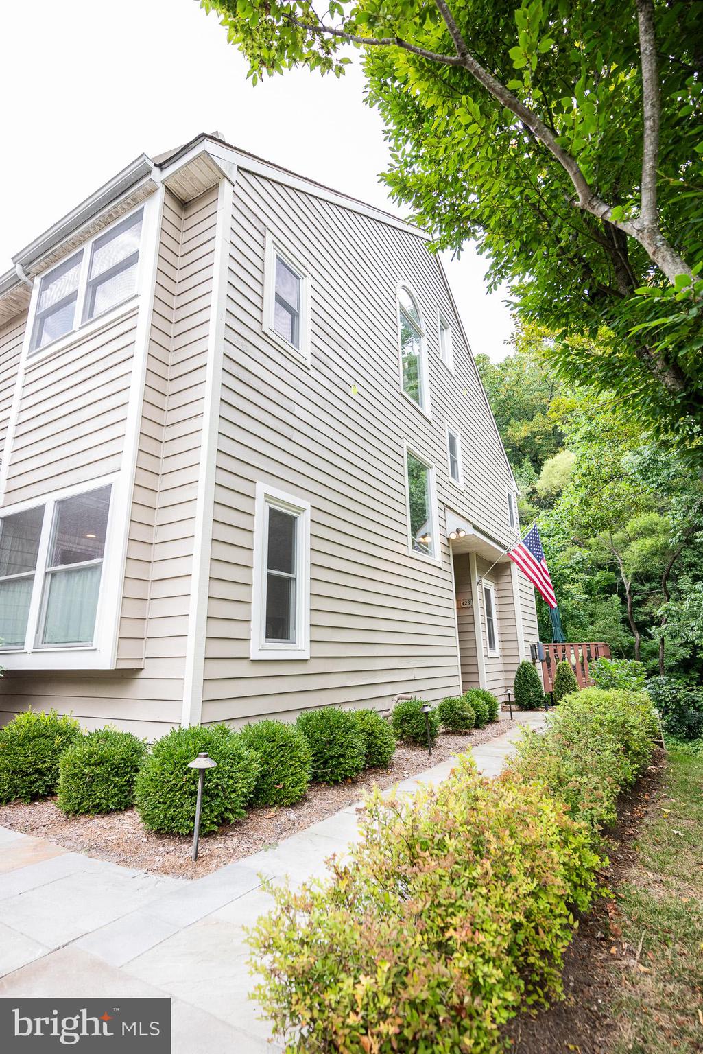 429 WOODED WAY