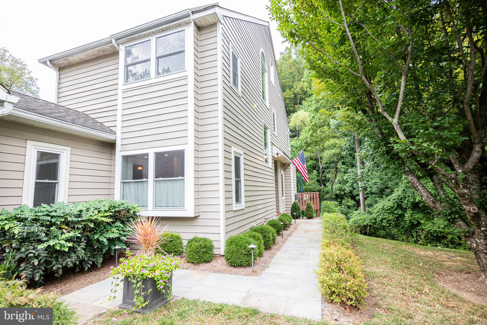 429 WOODED WAY
