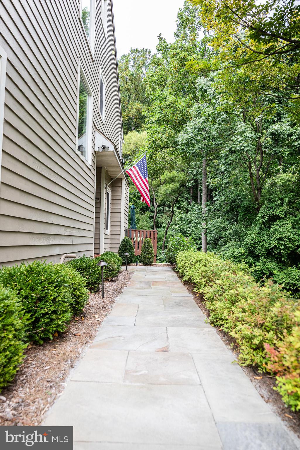 429 WOODED WAY