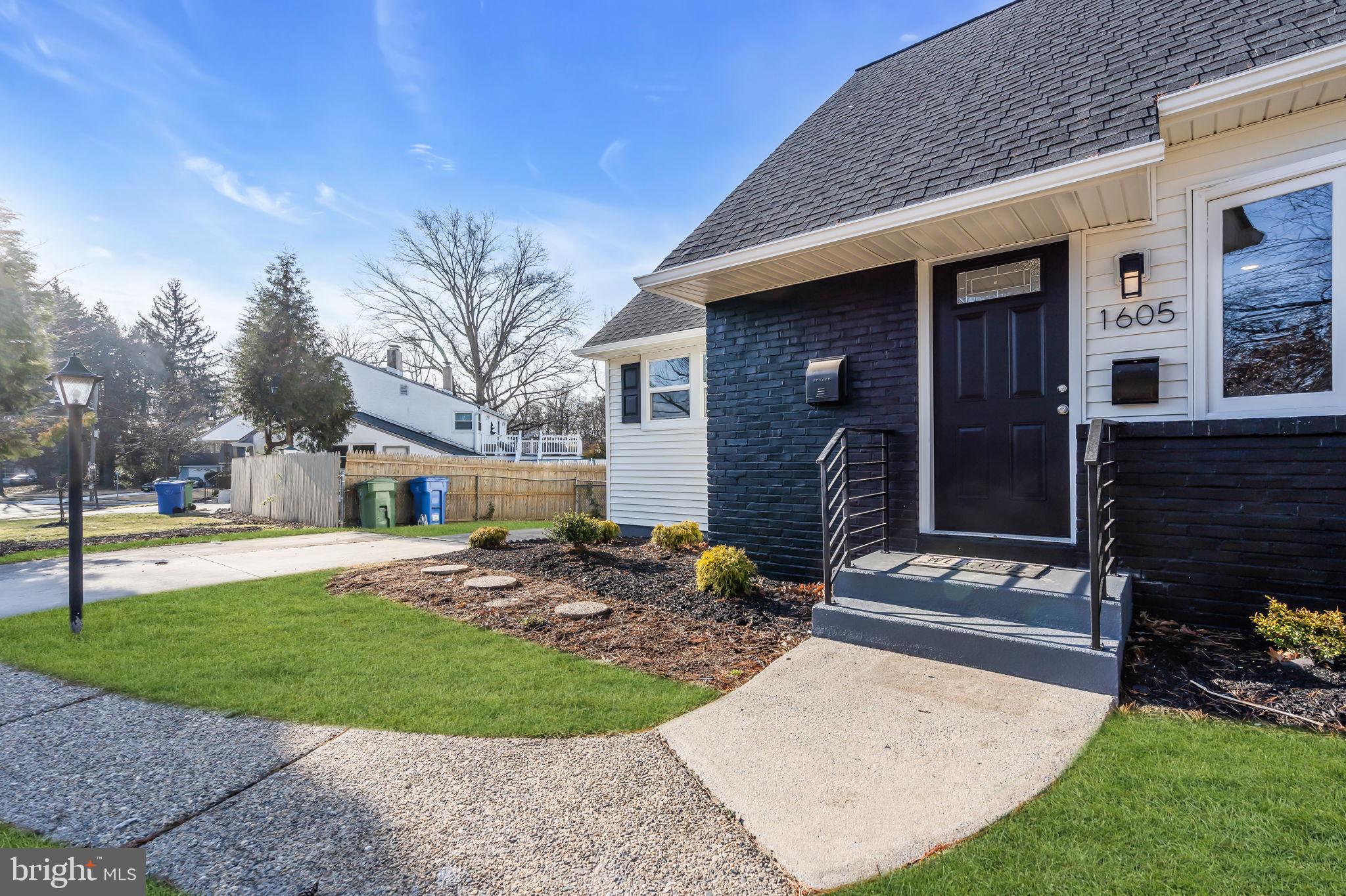 1605 N BOWLING GREEN DRIVE