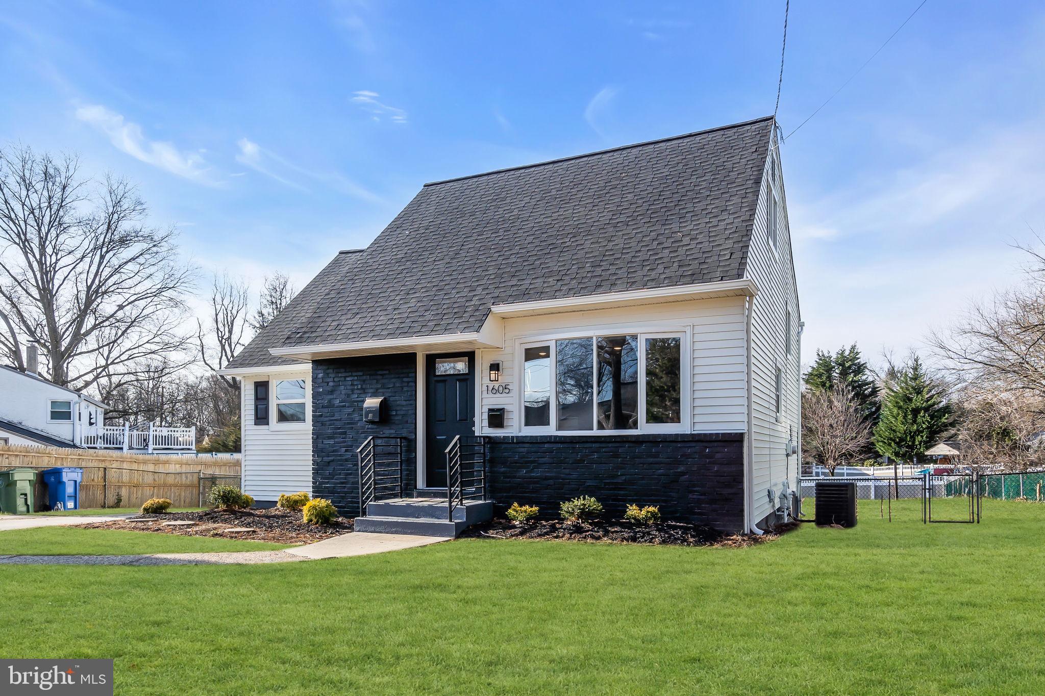 1605 N BOWLING GREEN DRIVE