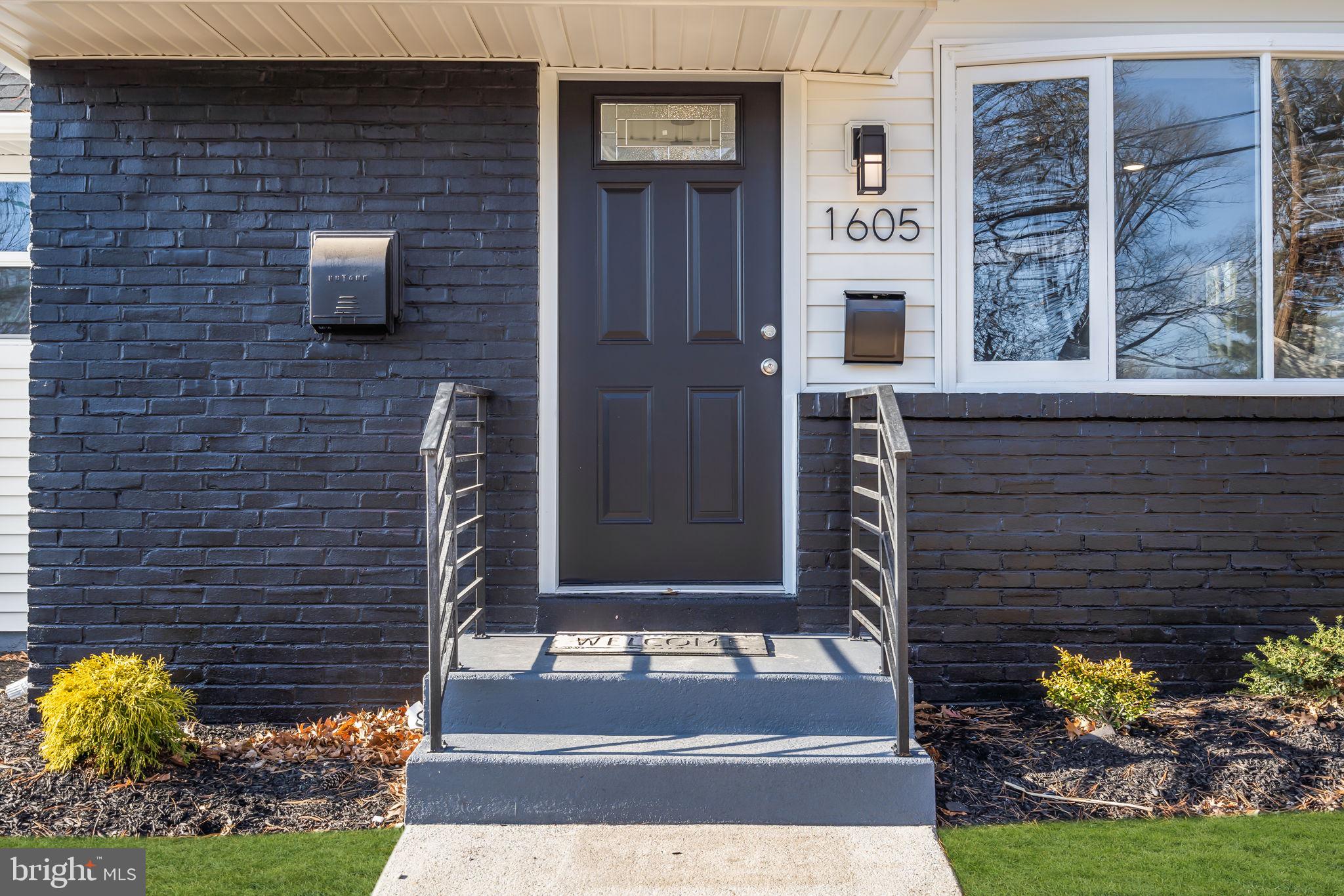 1605 N BOWLING GREEN DRIVE