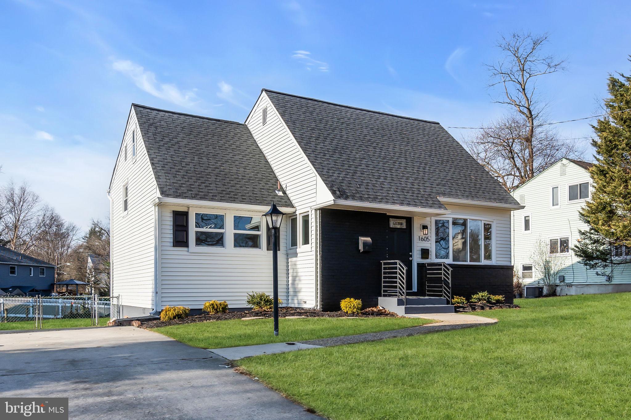 1605 N BOWLING GREEN DRIVE