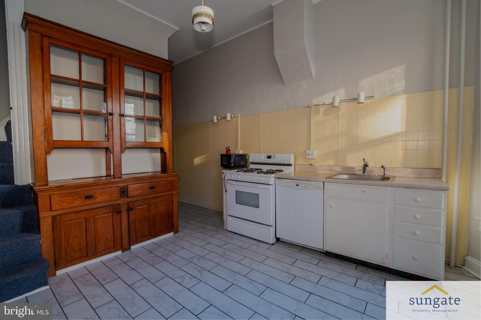 CHARLES VILLAGE - Residential Lease