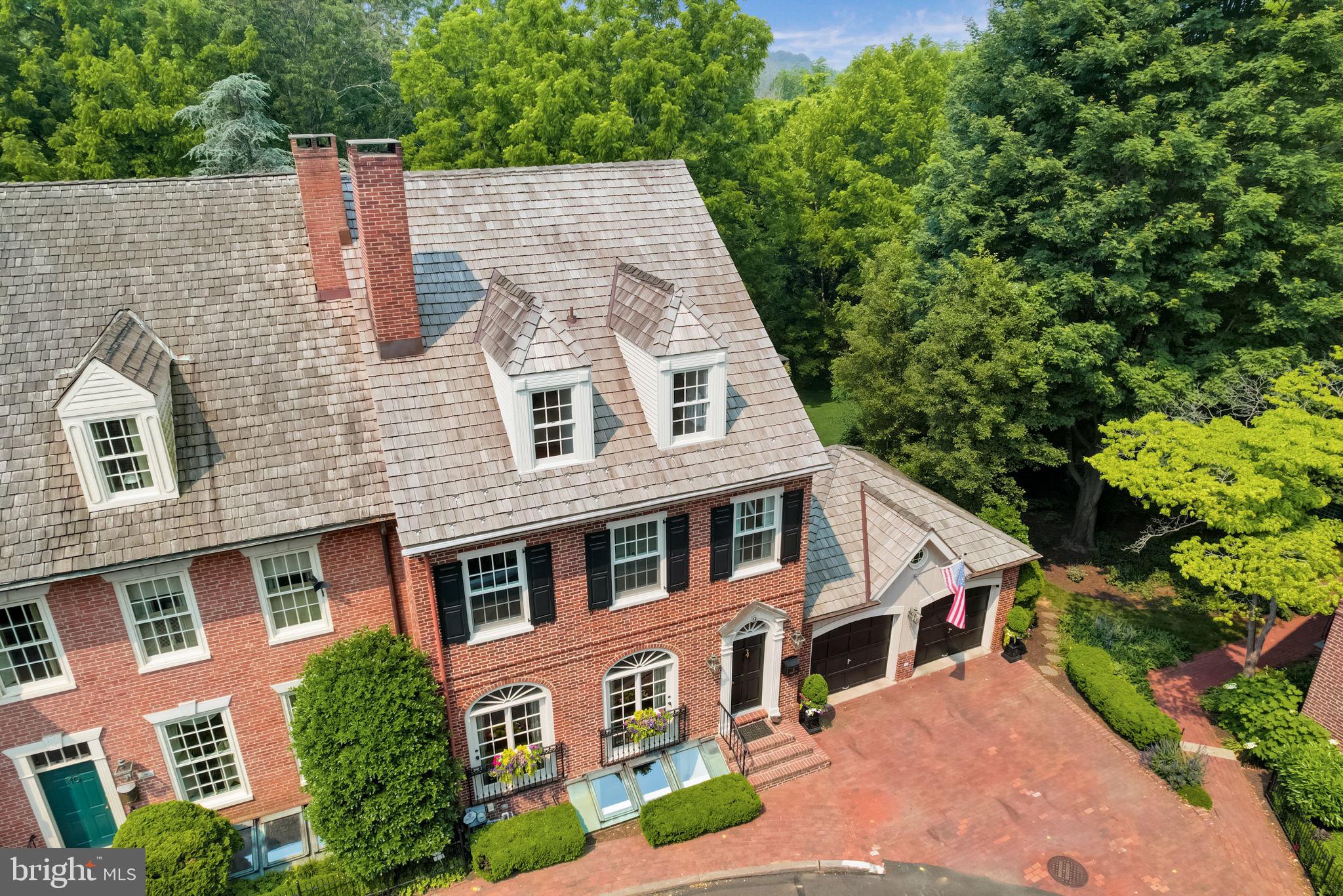 BARCLAY COURT - Residential