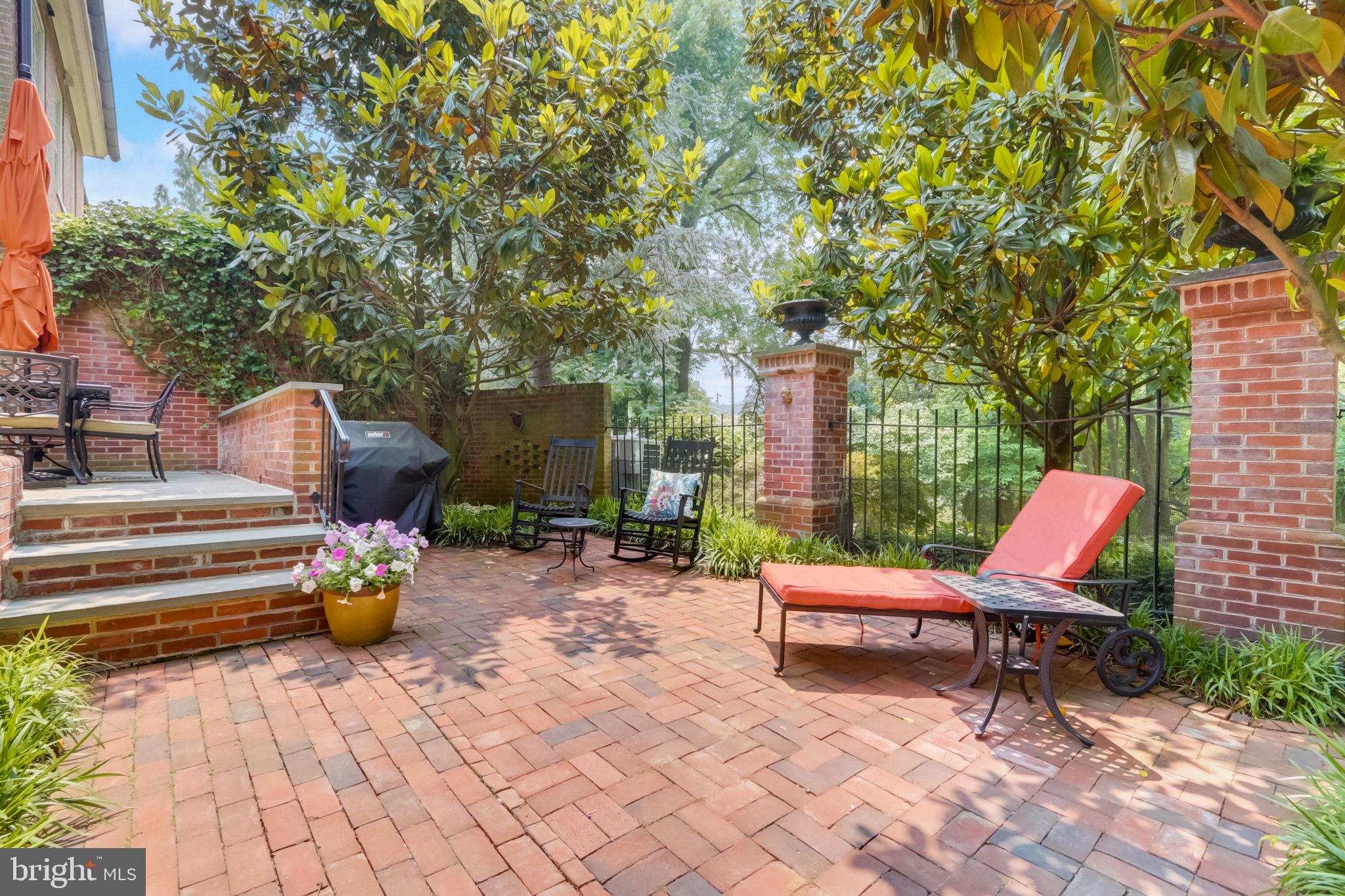 BARCLAY COURT - Residential