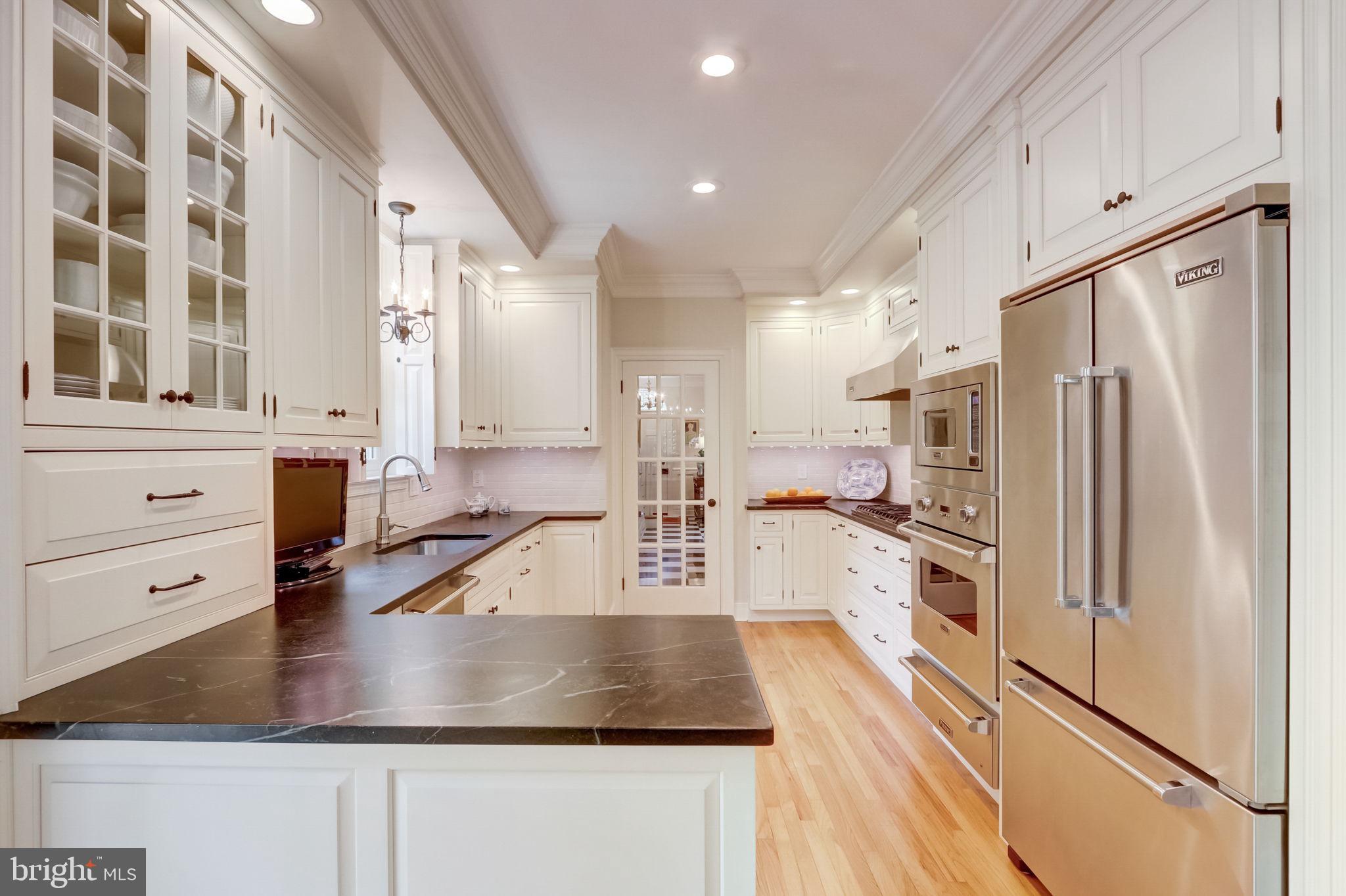 BARCLAY COURT - Residential