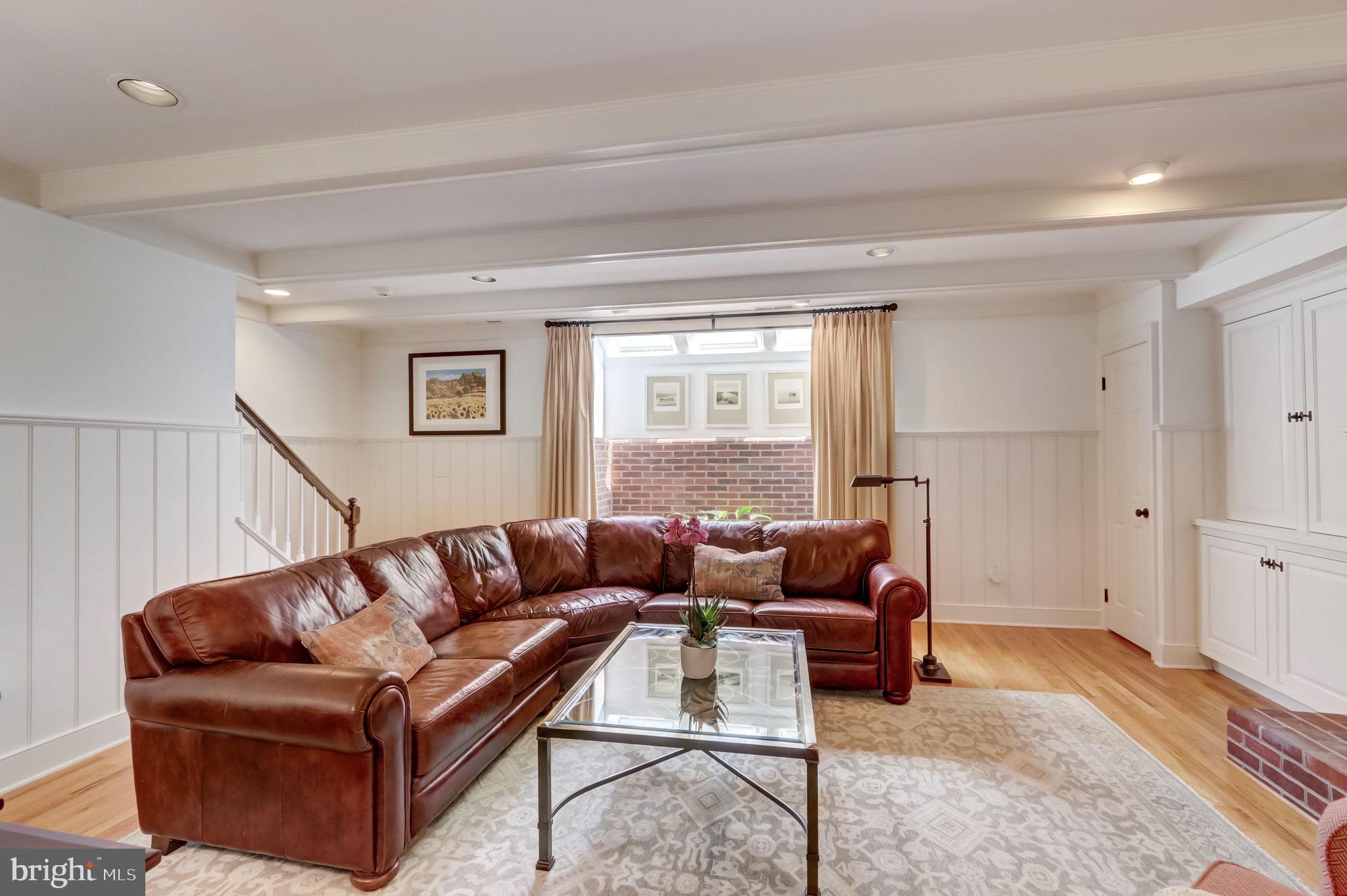 BARCLAY COURT - Residential