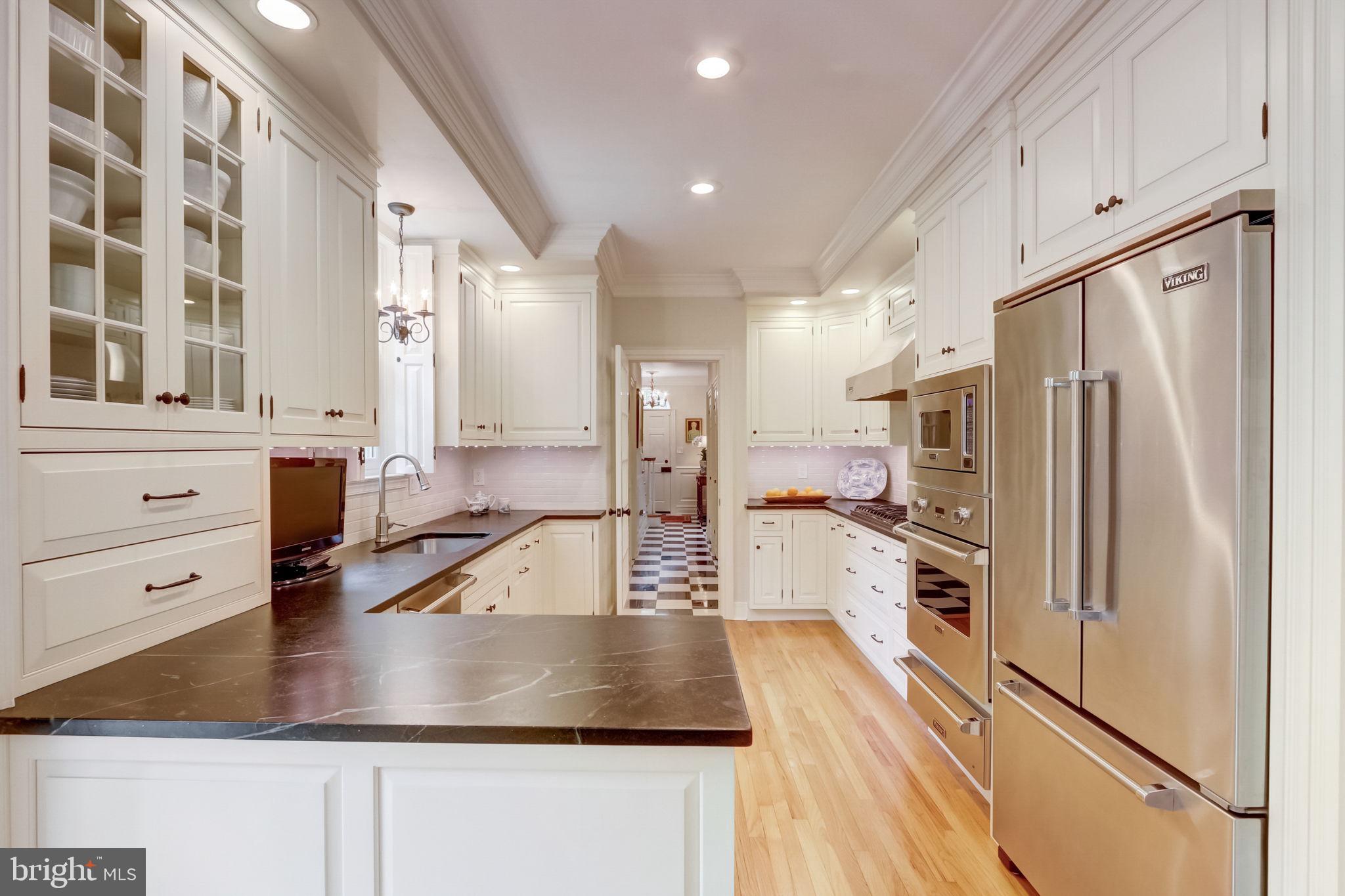 BARCLAY COURT - Residential