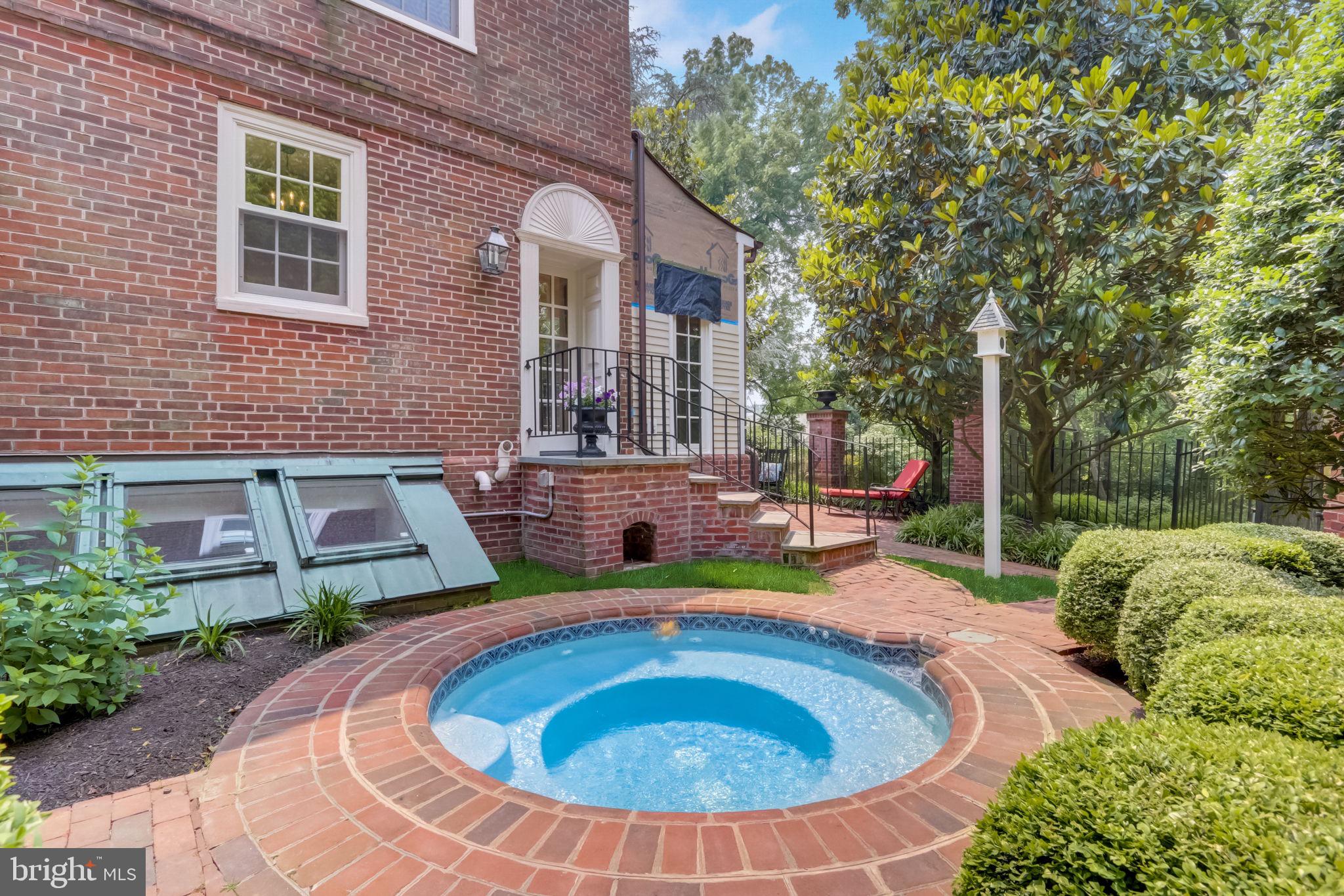 BARCLAY COURT - Residential