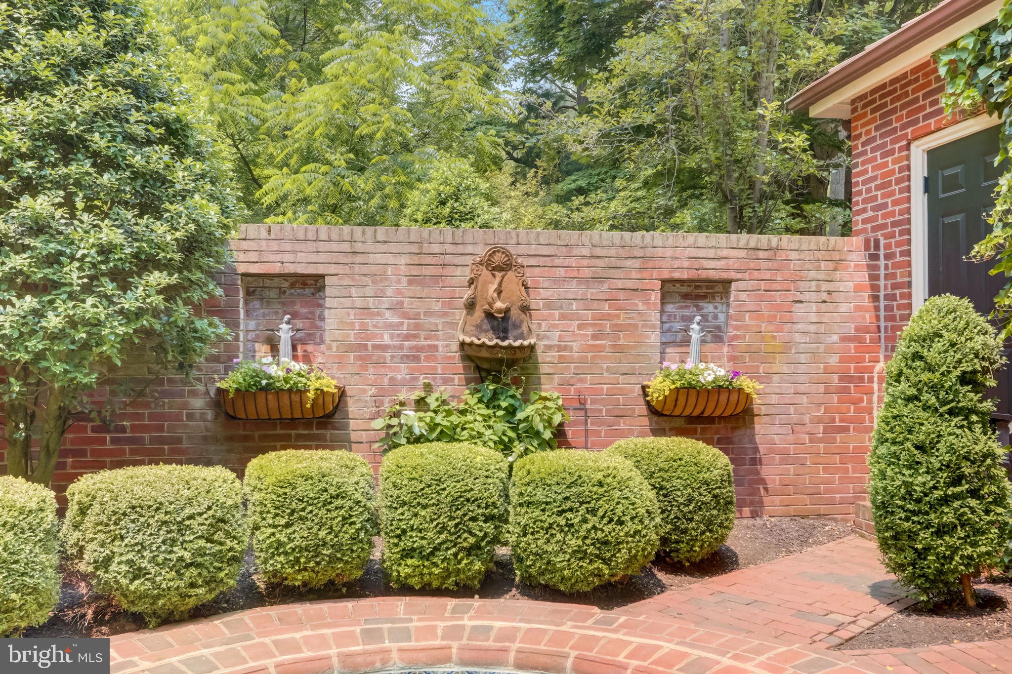 BARCLAY COURT - Residential