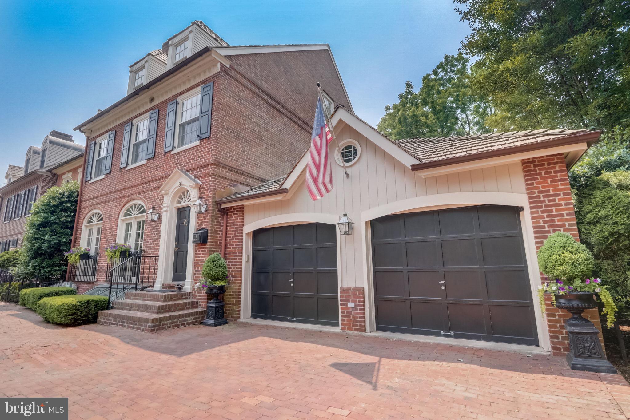 BARCLAY COURT - Residential