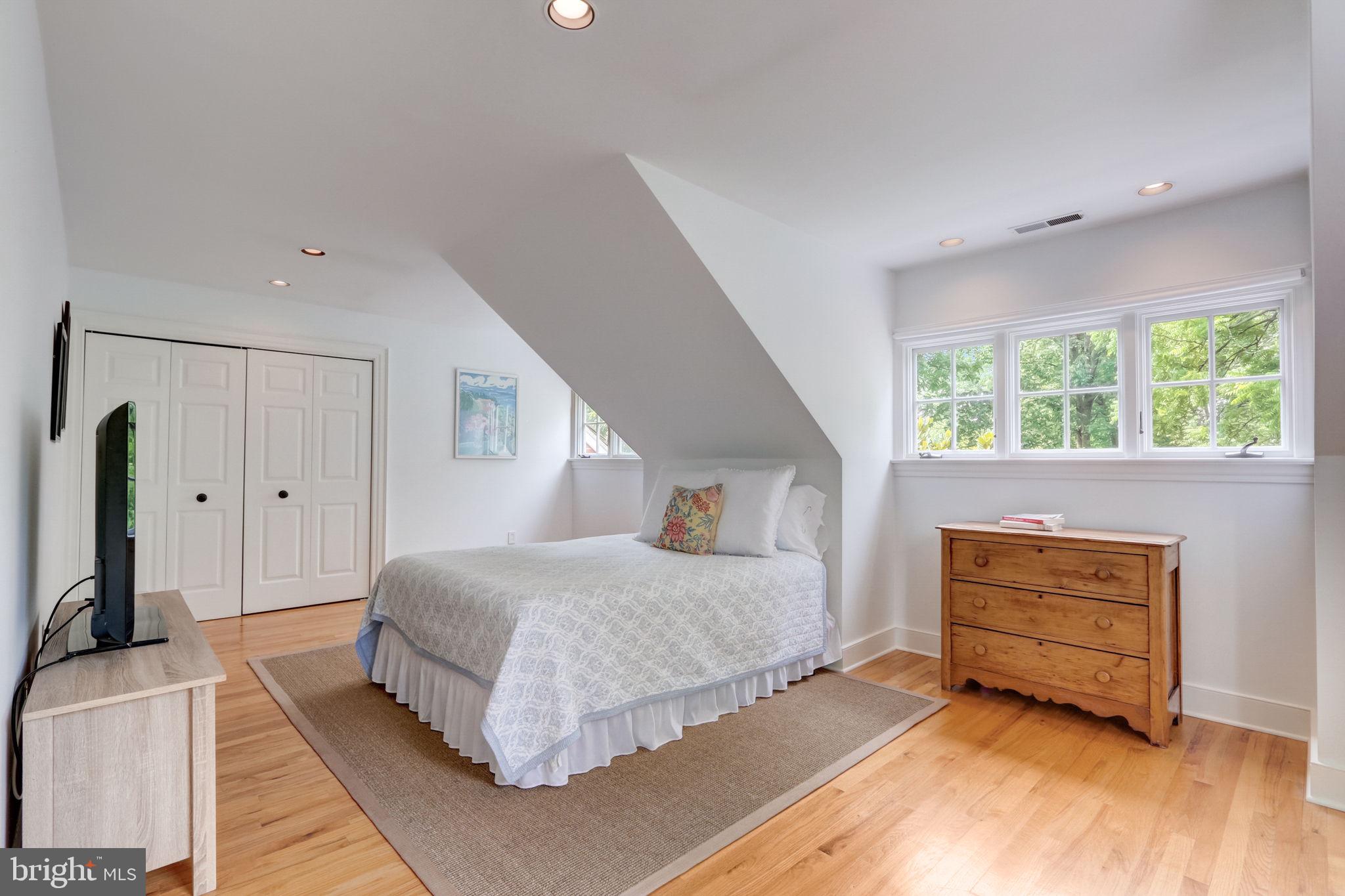 BARCLAY COURT - Residential