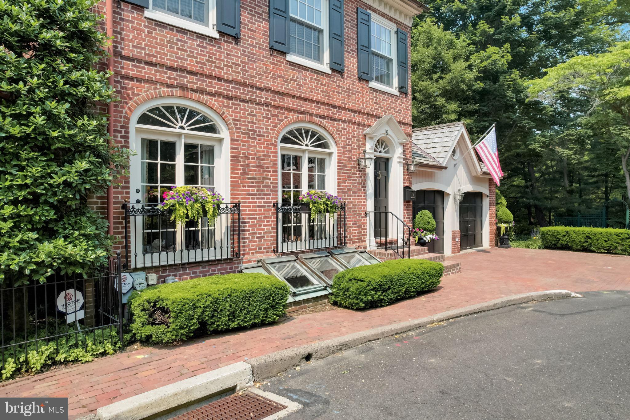 BARCLAY COURT - Residential