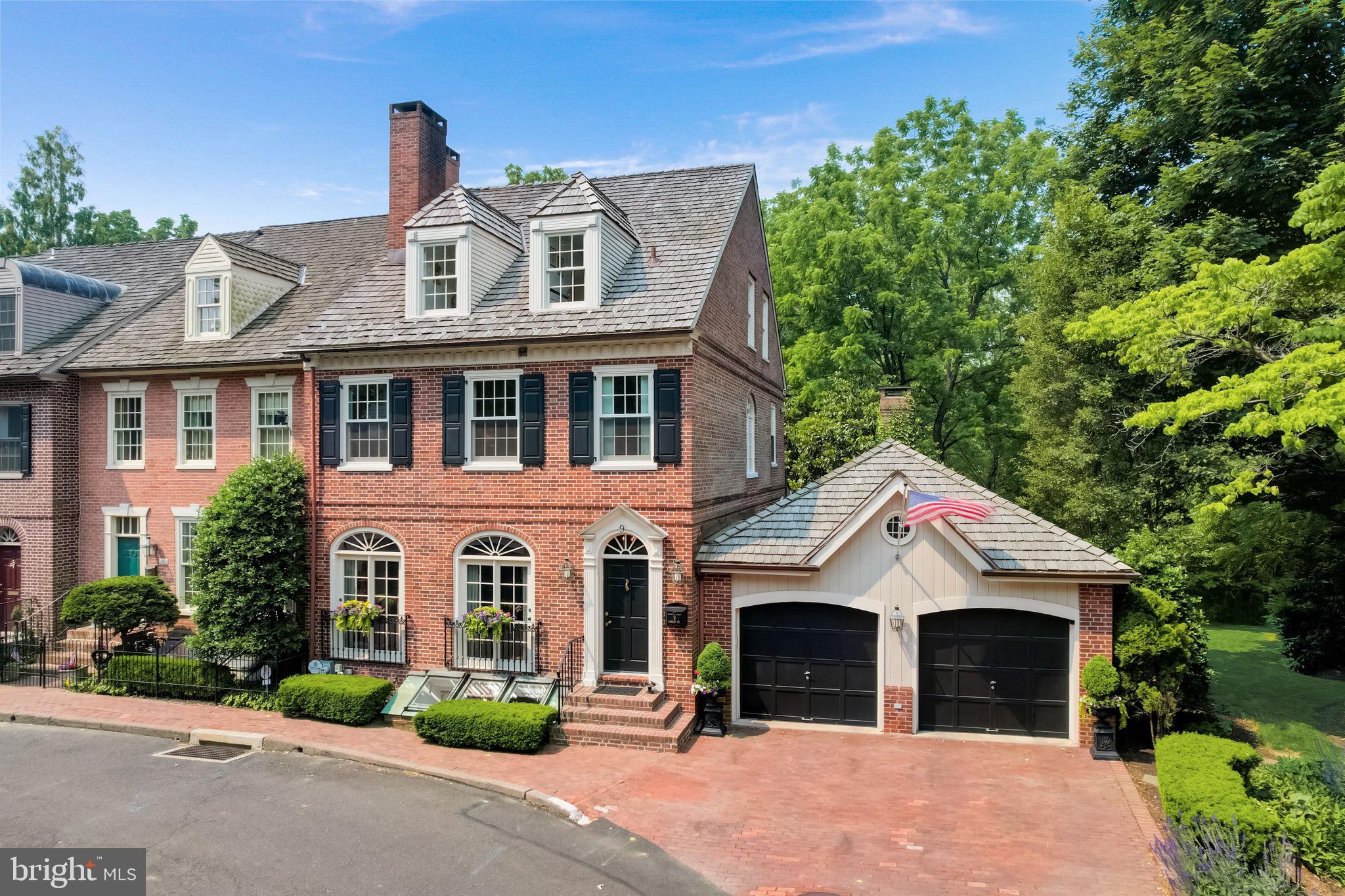 BARCLAY COURT - Residential