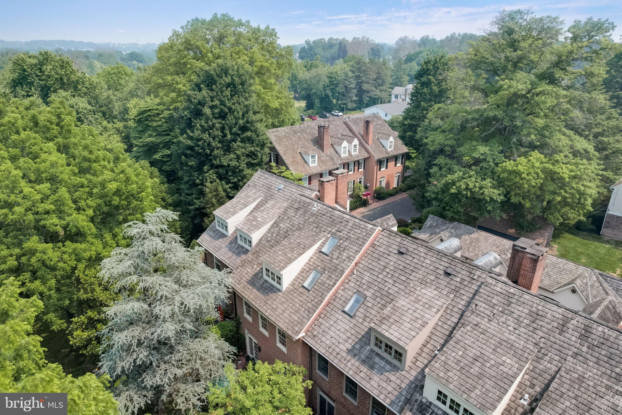 BARCLAY COURT - Residential